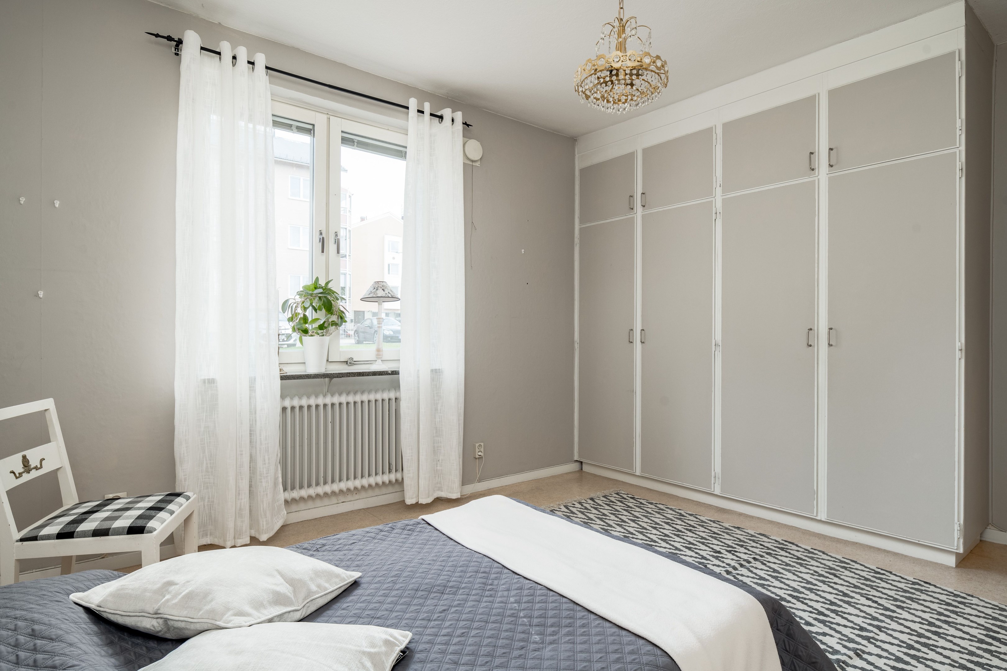 Sovrum med platsbyggda garderober