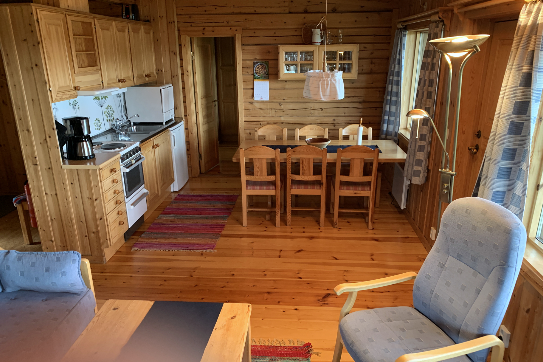 Storstugan med kök och bäddsoffa