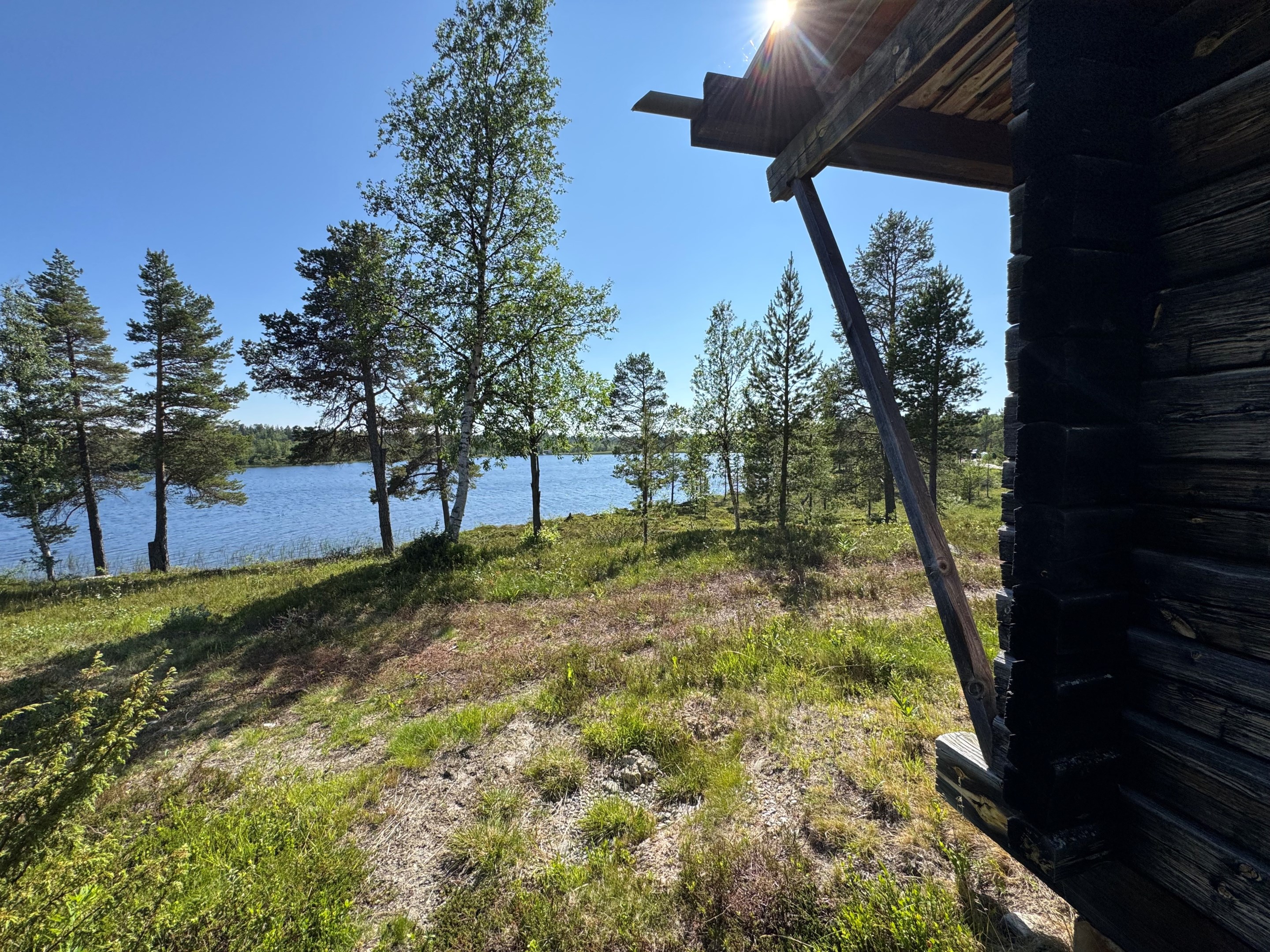 Rustika timmerstugor med sjöläge och värme från både eld och bastu