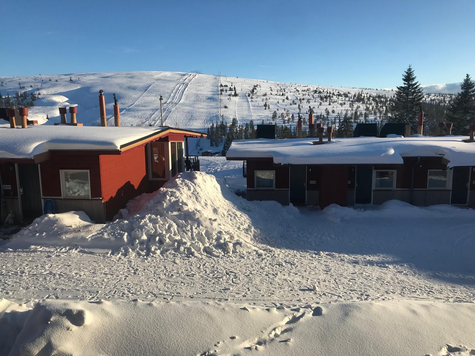 Entrévåningen vid altan utsikt mellan radhusen framför.