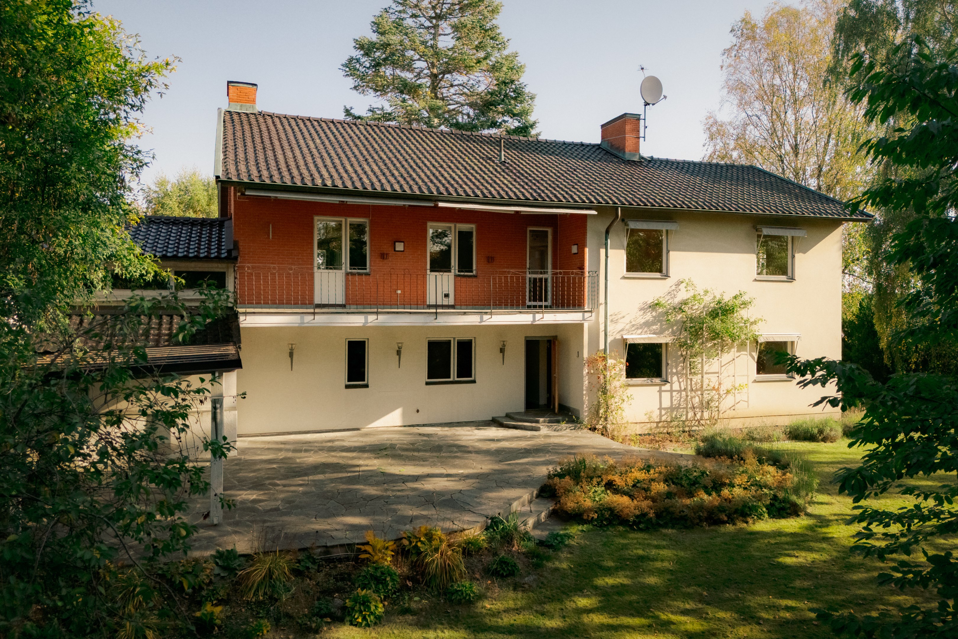 Gedigen arkitektritad 60-talsvilla med södervänd trädgård