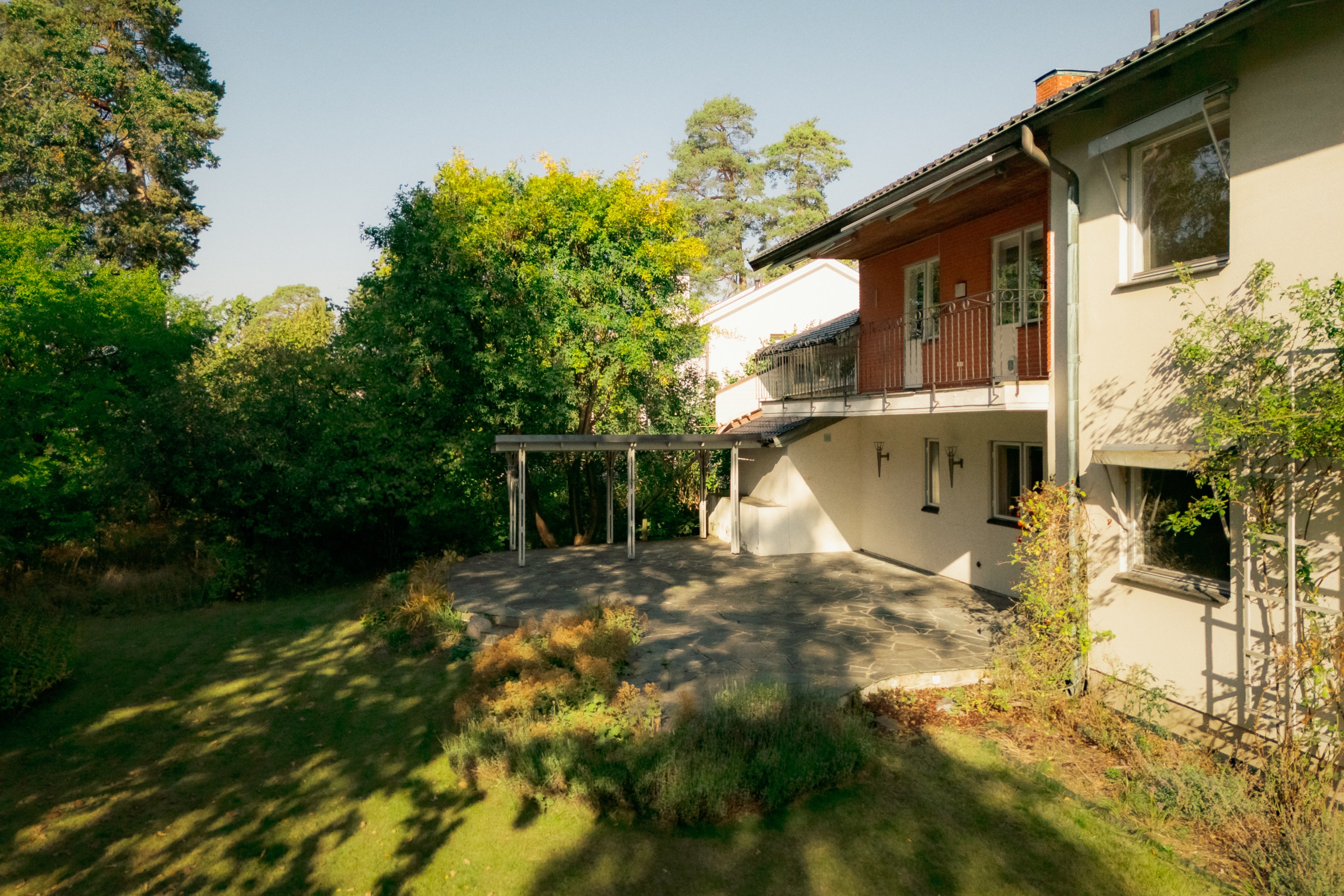 Härlig terrass med pergola i ogenerat läge