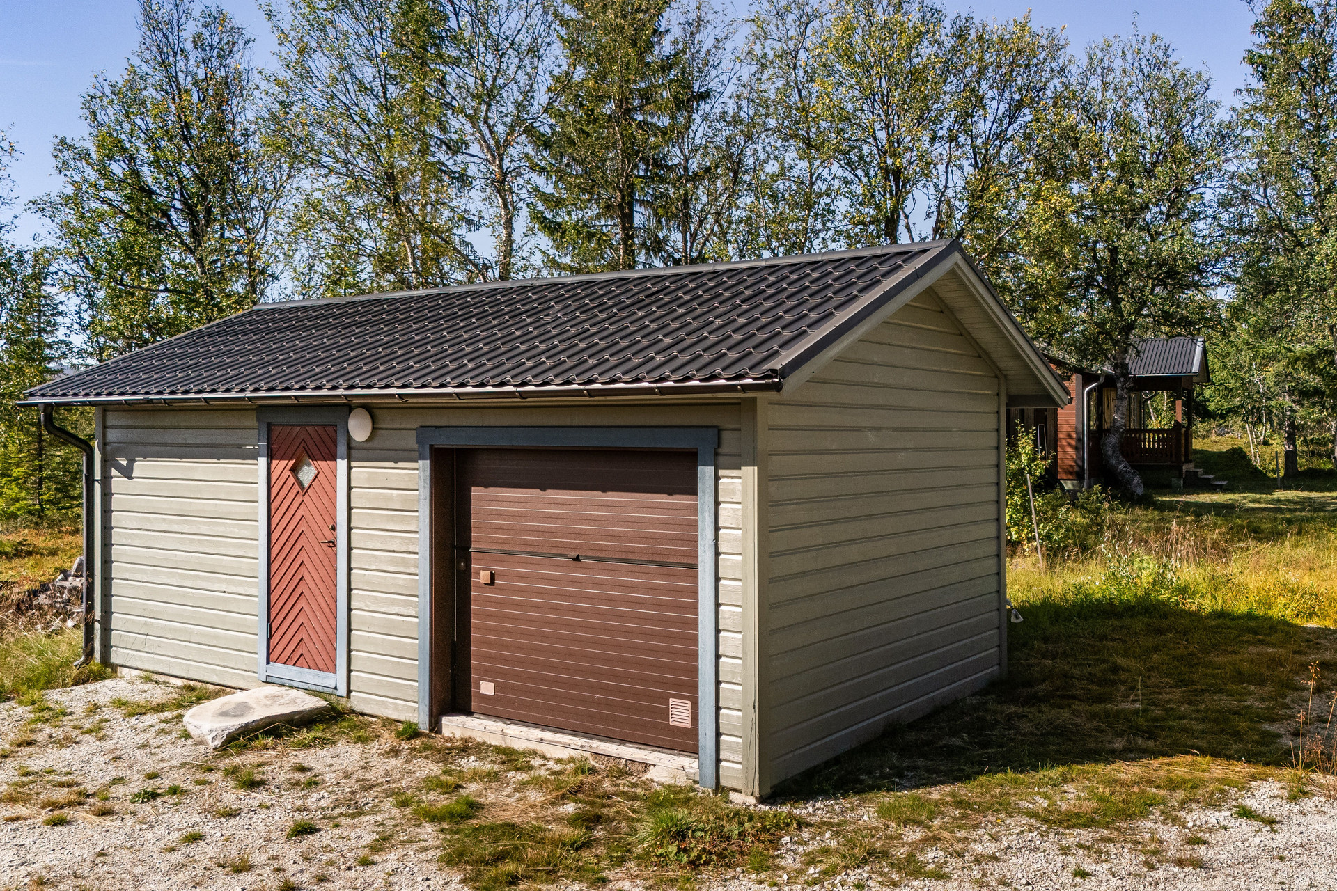 Garage med gästrummet till vänster