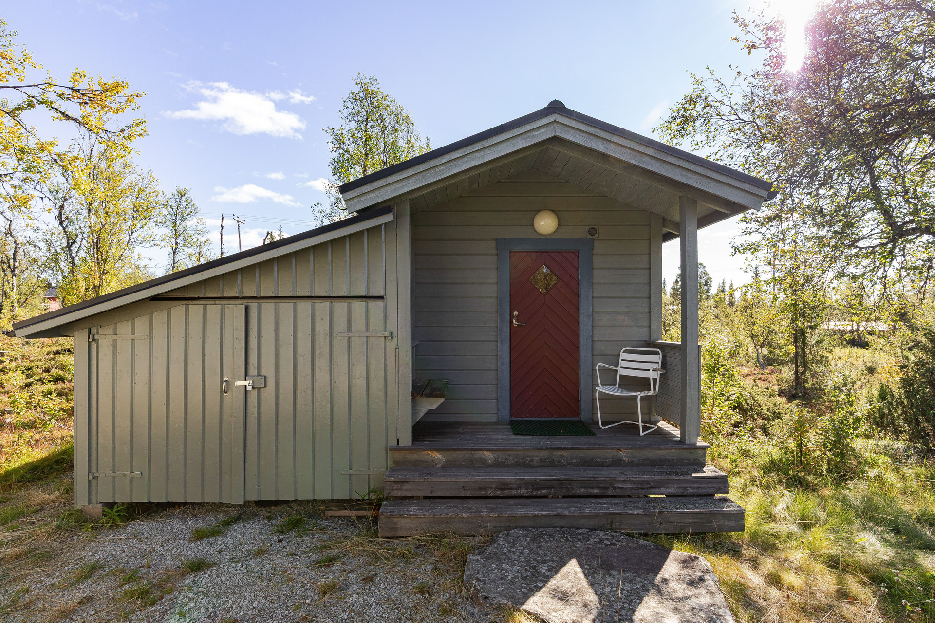 Gäststuga med vidbyggd vedbod