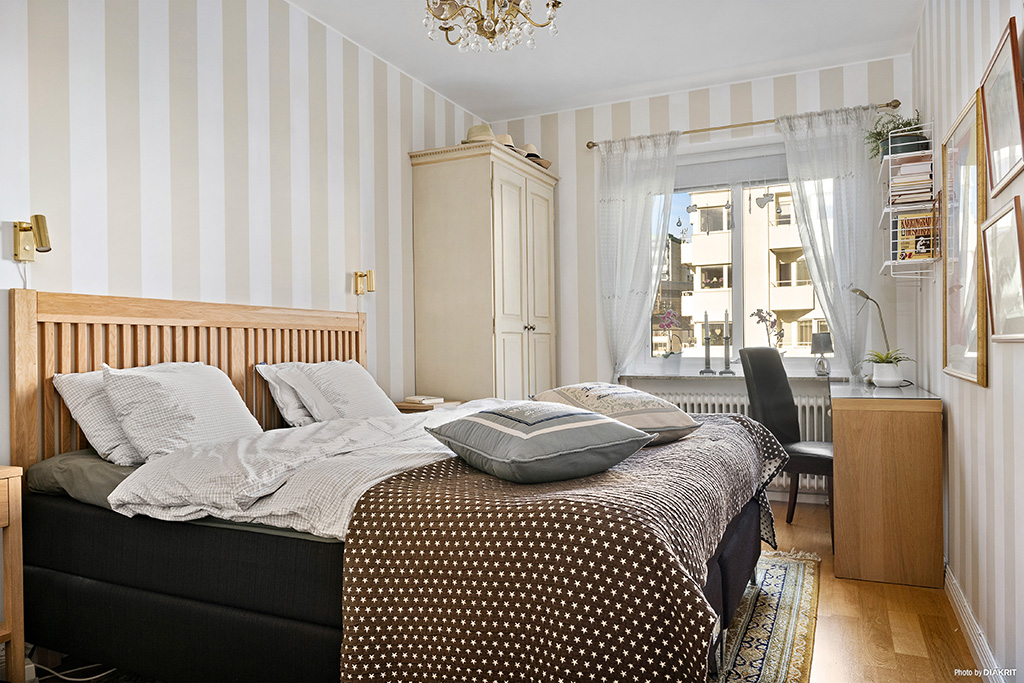 Rymligt sovrum med plats för hemmakontoret