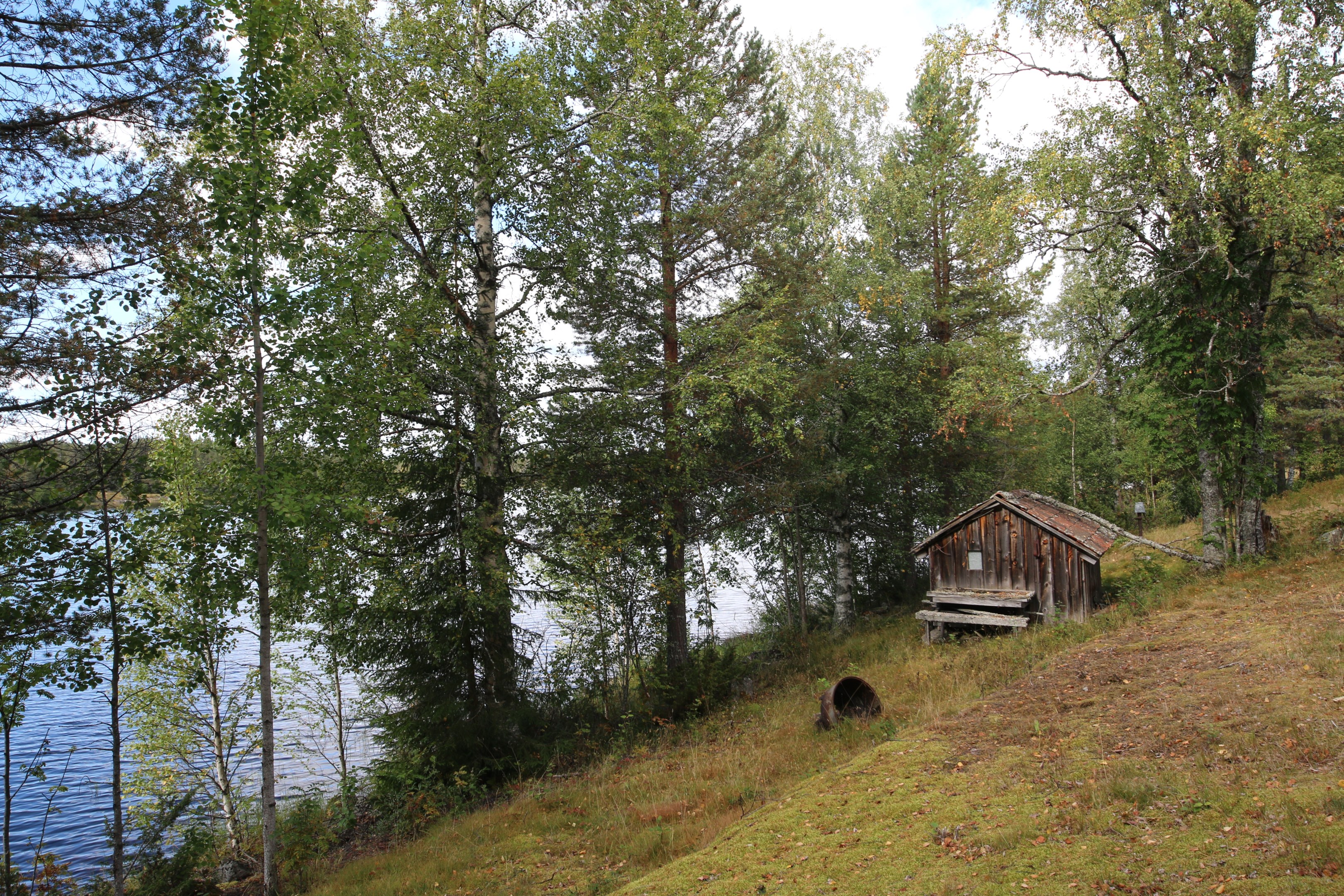 Förrådsbyggnad vid sjön
