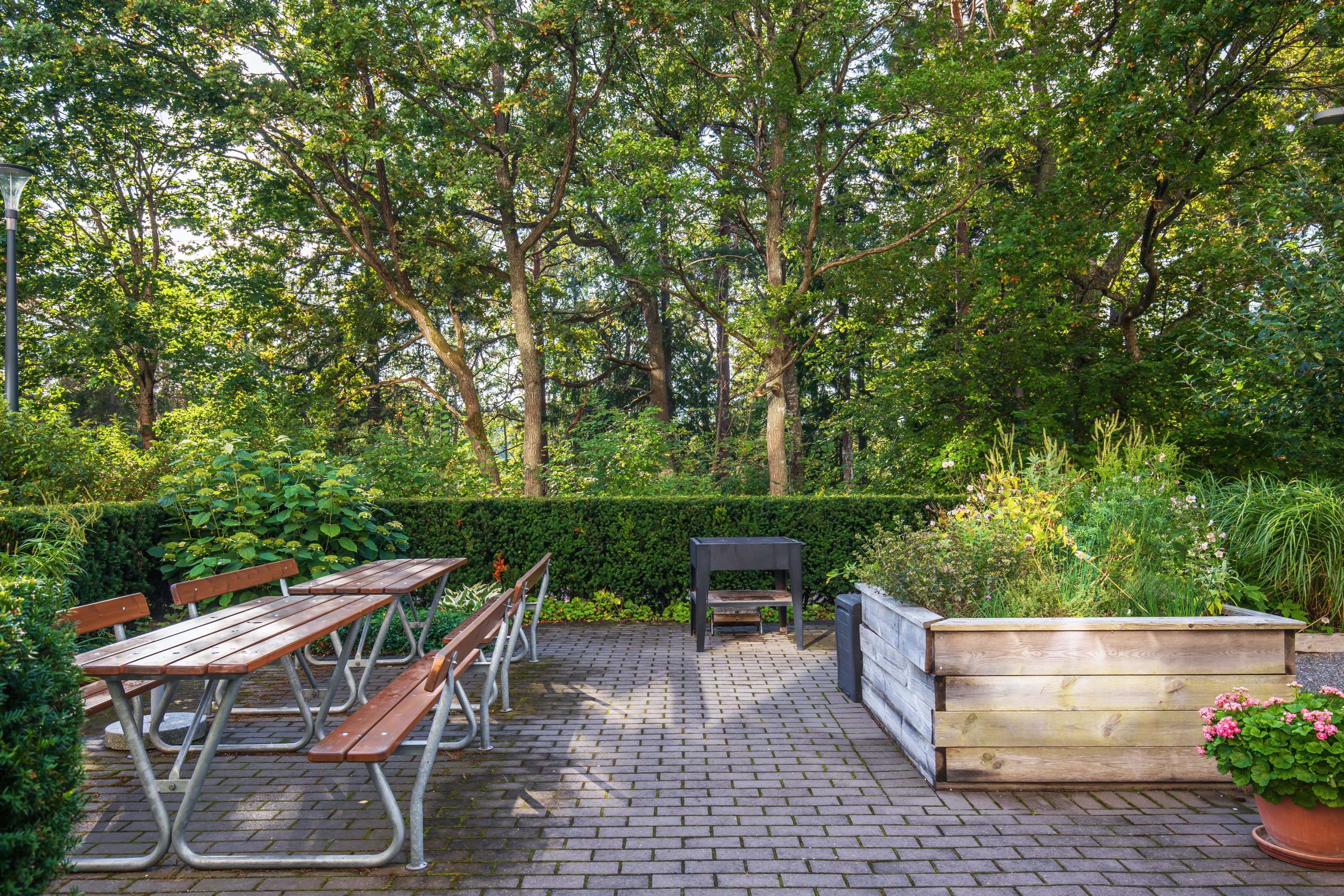 Grillplats i direkt anslutning till porten på husets baksida