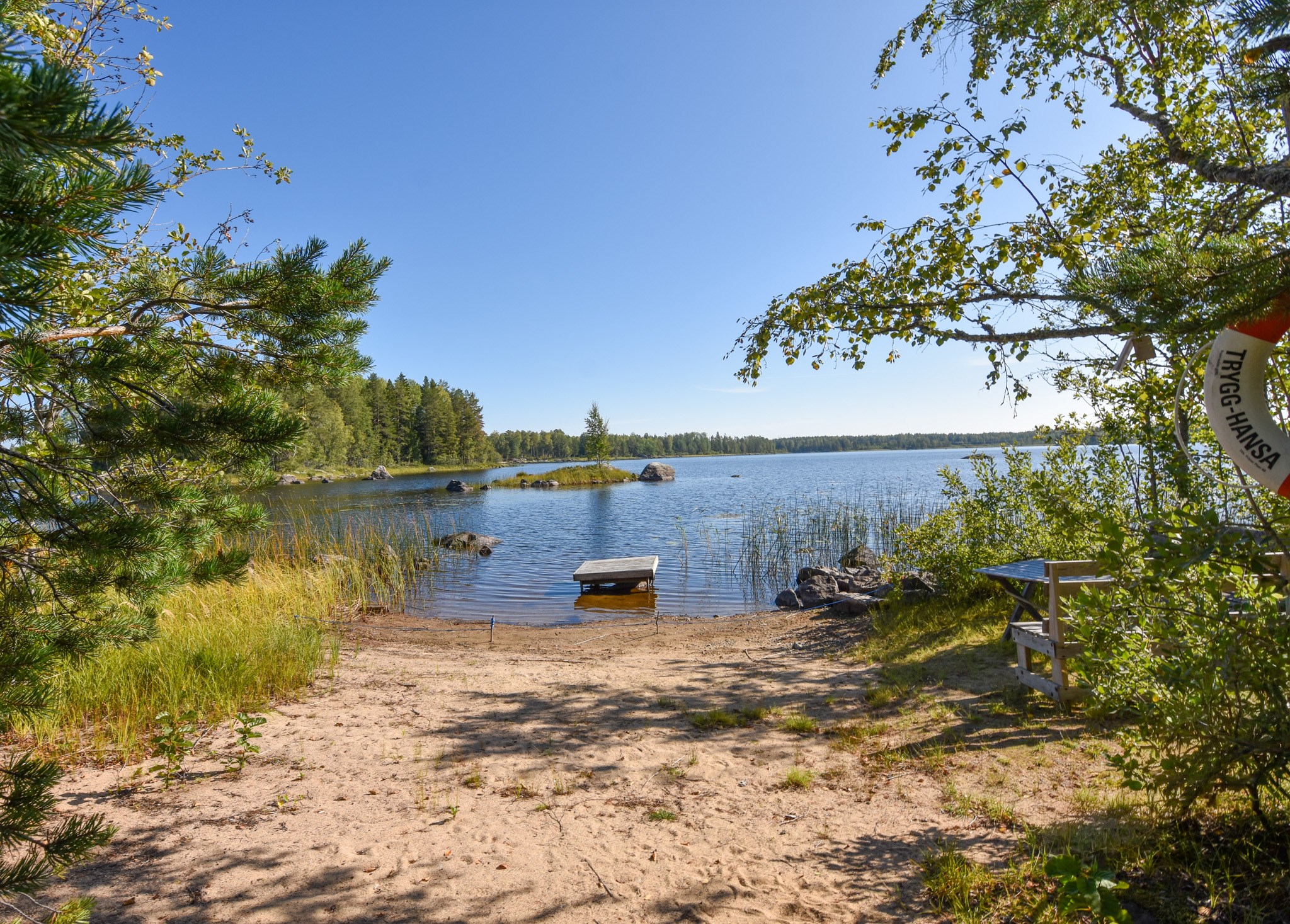Badplats/båtplats nedanför stugan