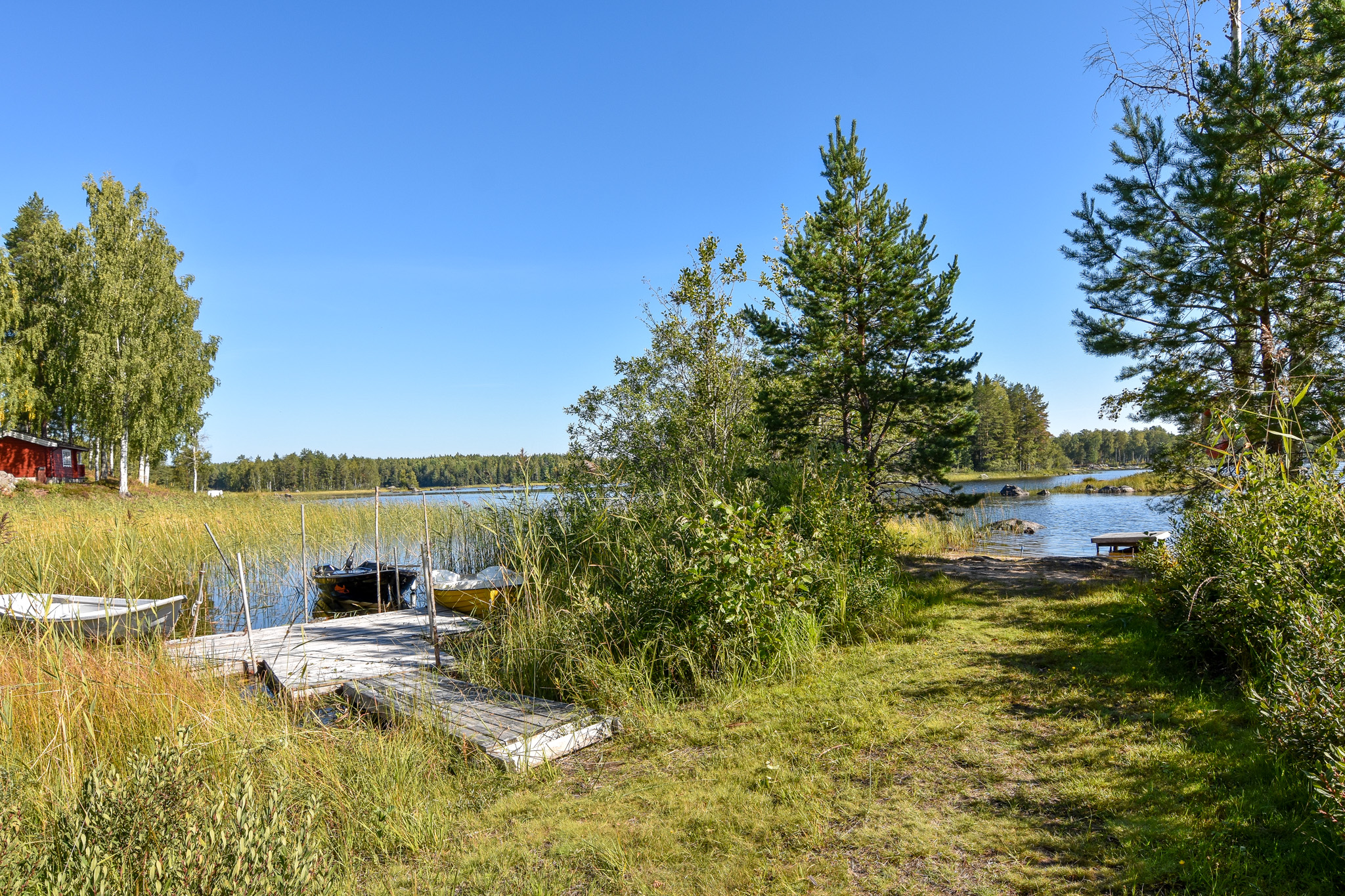 Badplats/båtplats nedanför stugan