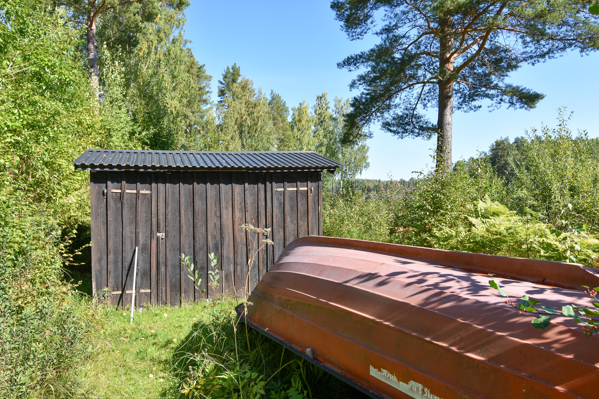 Badplats/båtplats nedanför stugan