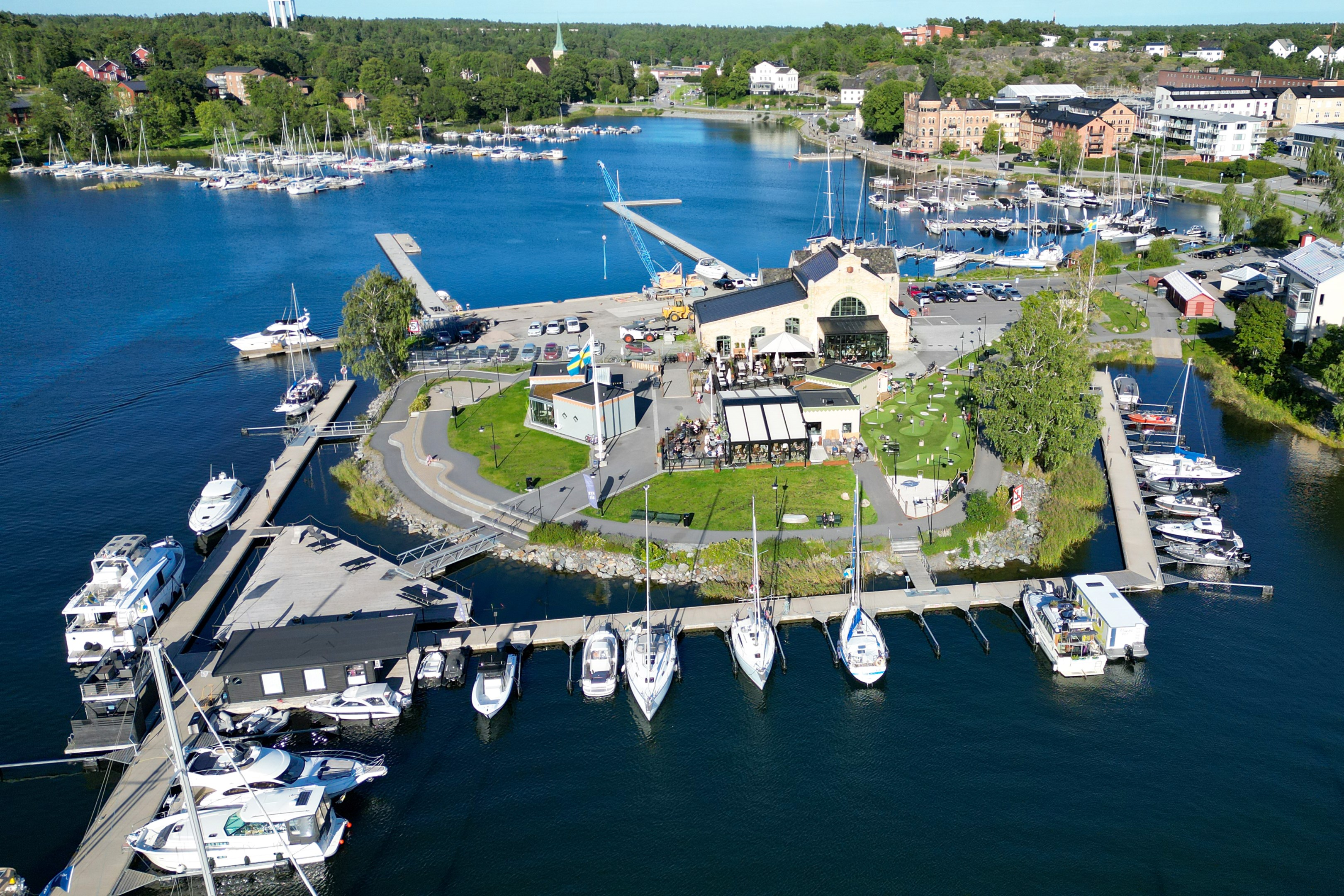 Vy över Gustavsbergs hamn med Kattholmen i förgrunden