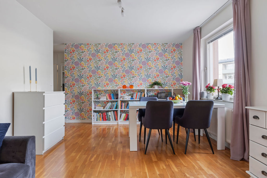 Utrymme för matplats vid fönster