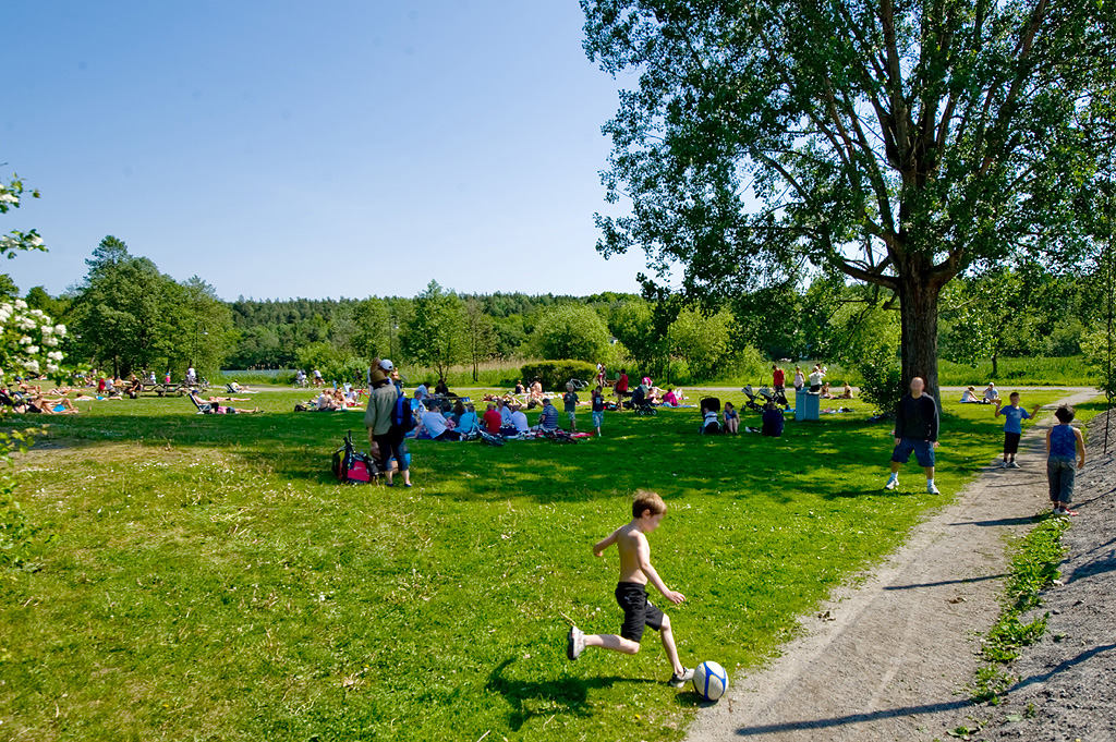 Härlig park utmed Sickla sjön