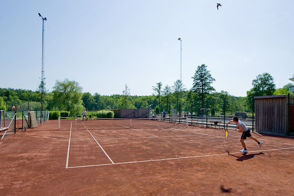 Välskötta tennisbanor nere vid strandpromenaden