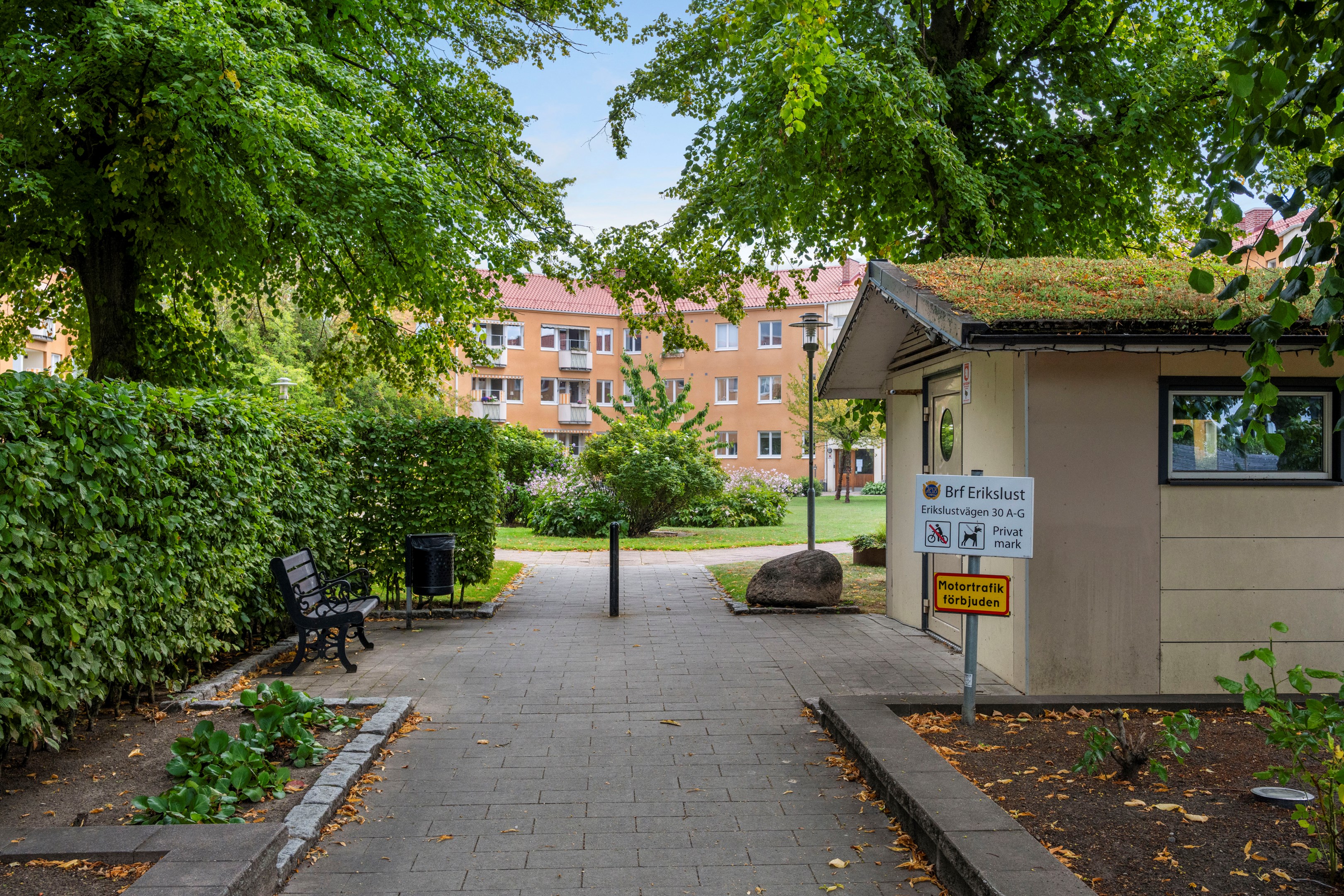 Vid gårdens entré finner vi praktisk nog miljöhuset
