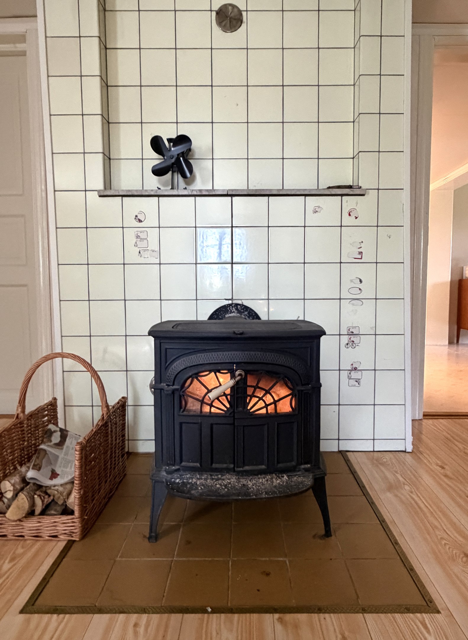Även här finns effektiv kamin med fläktsystem