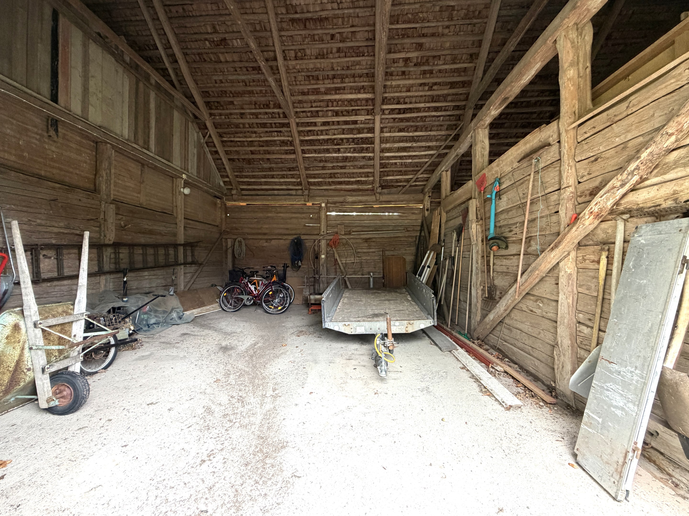 Rymligt garage för bil och maskiner