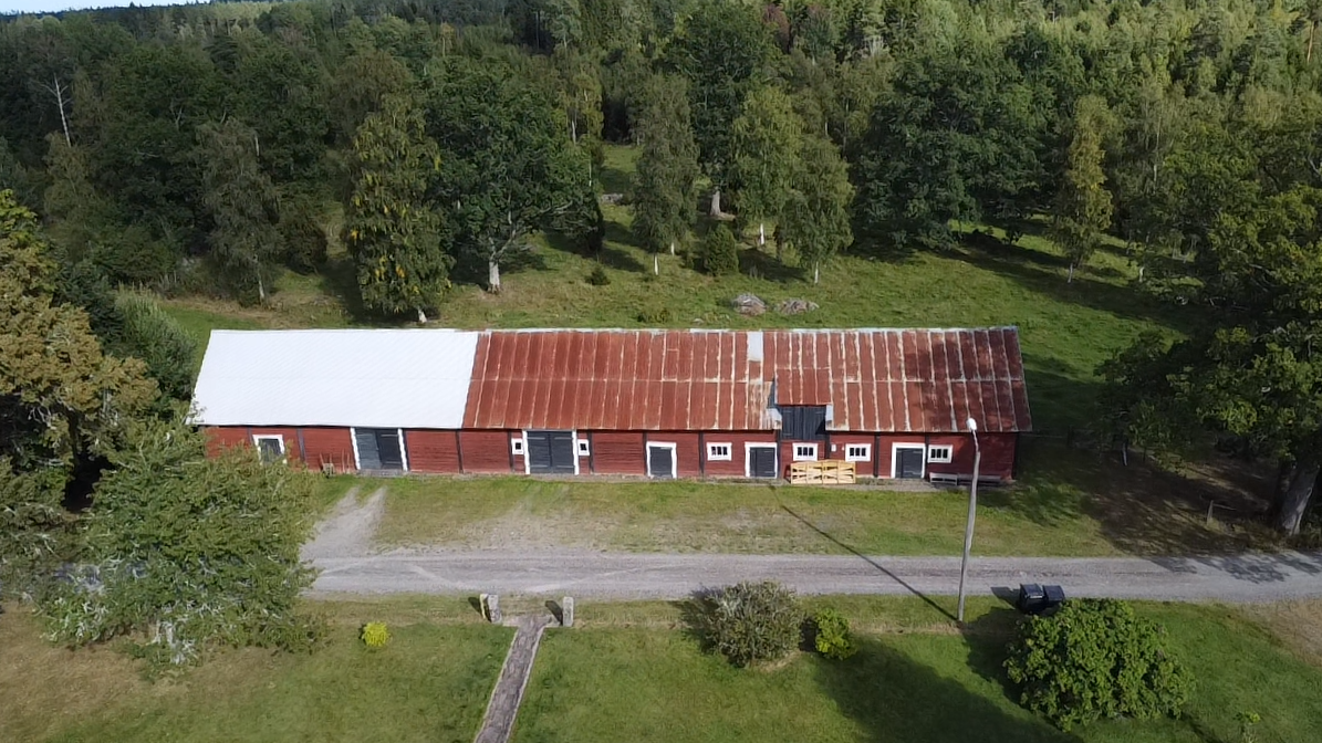 Ekonomibyggnaden med marken bakom