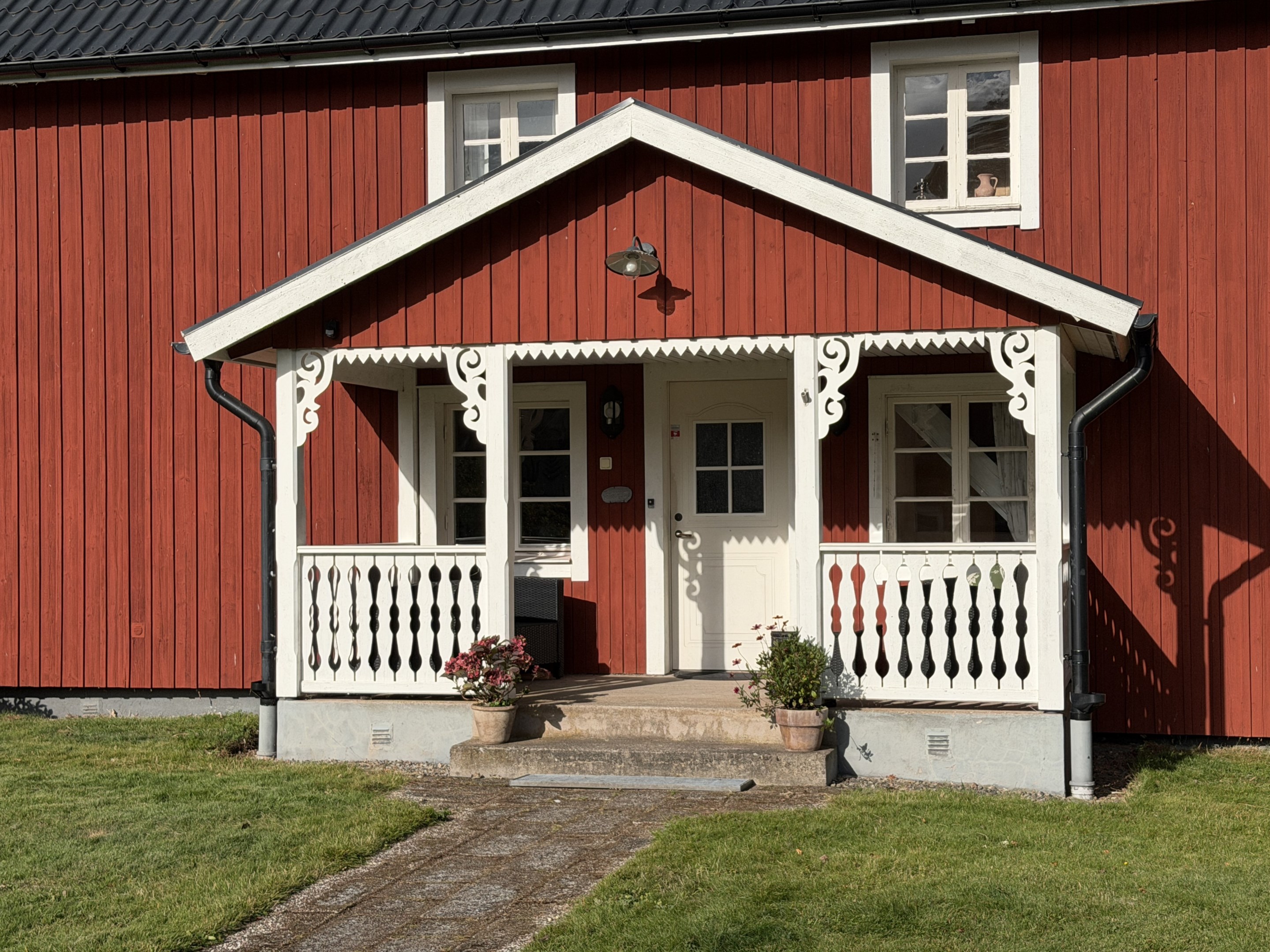 Härlig veranda med sol till morgonkaffet