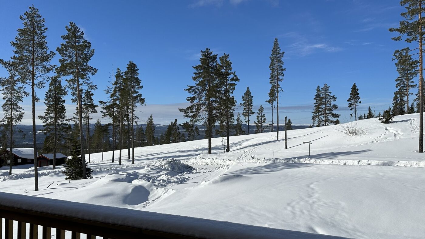 Vy från balkongen mot skidbacken