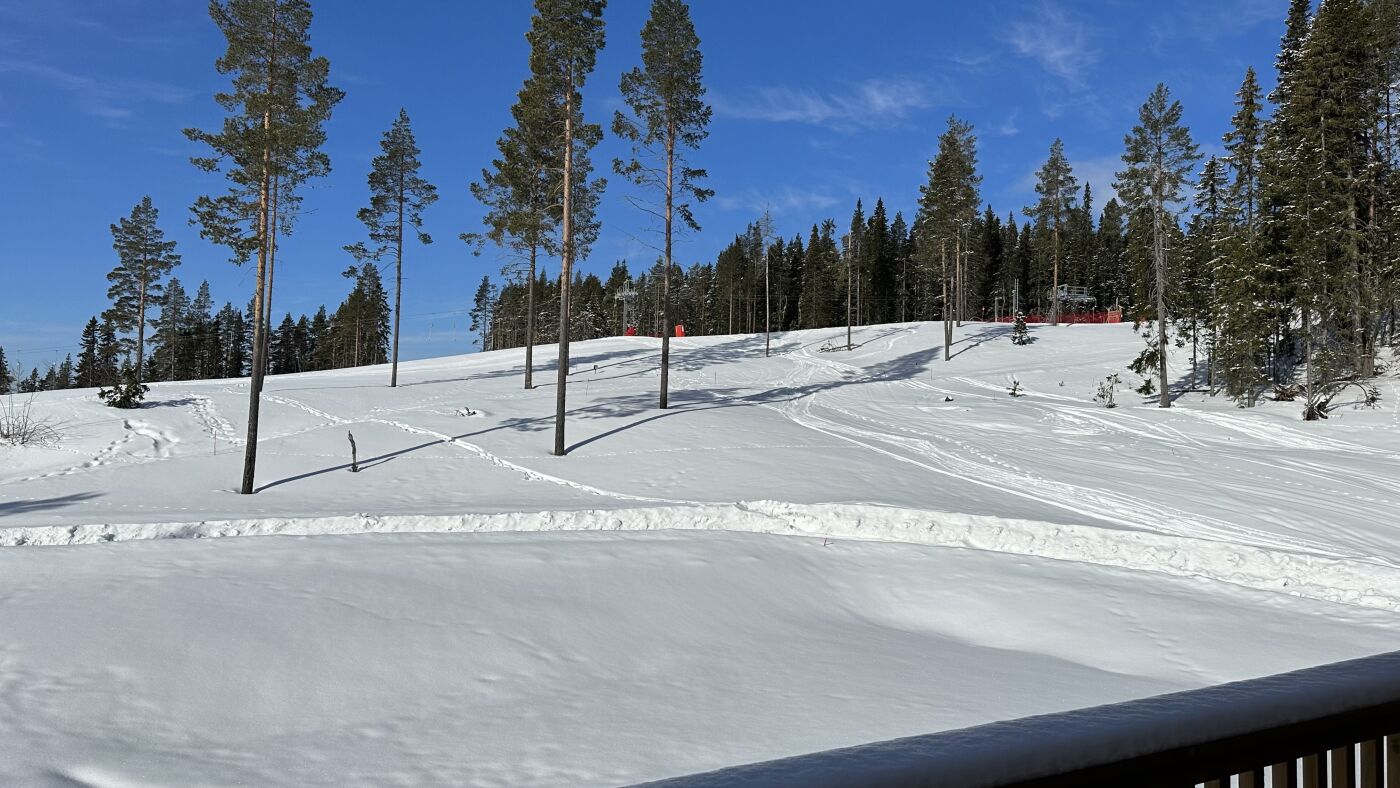 Vy från balkongen mot skidbacken