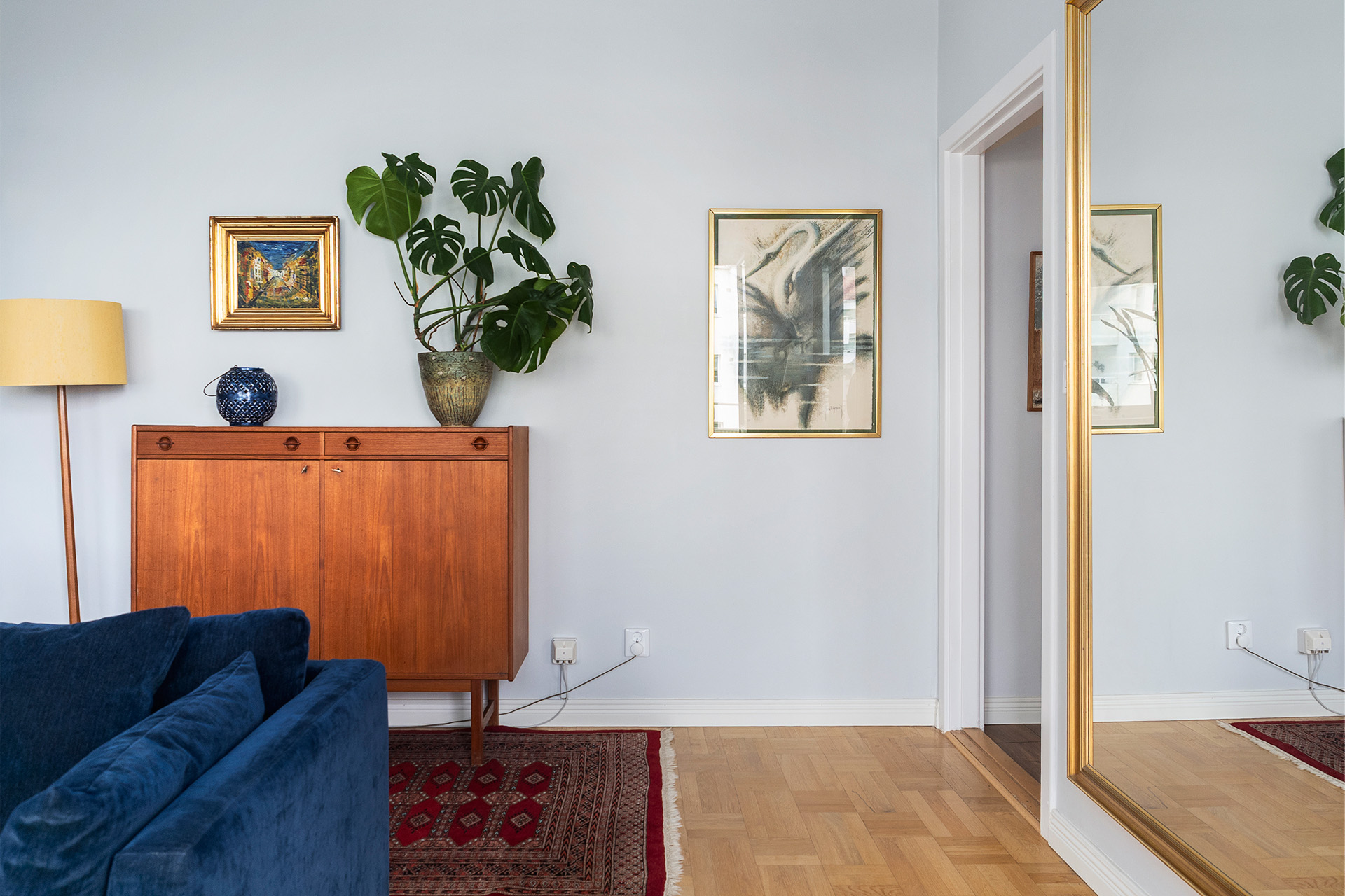 Vardagsrum med vy mot hall