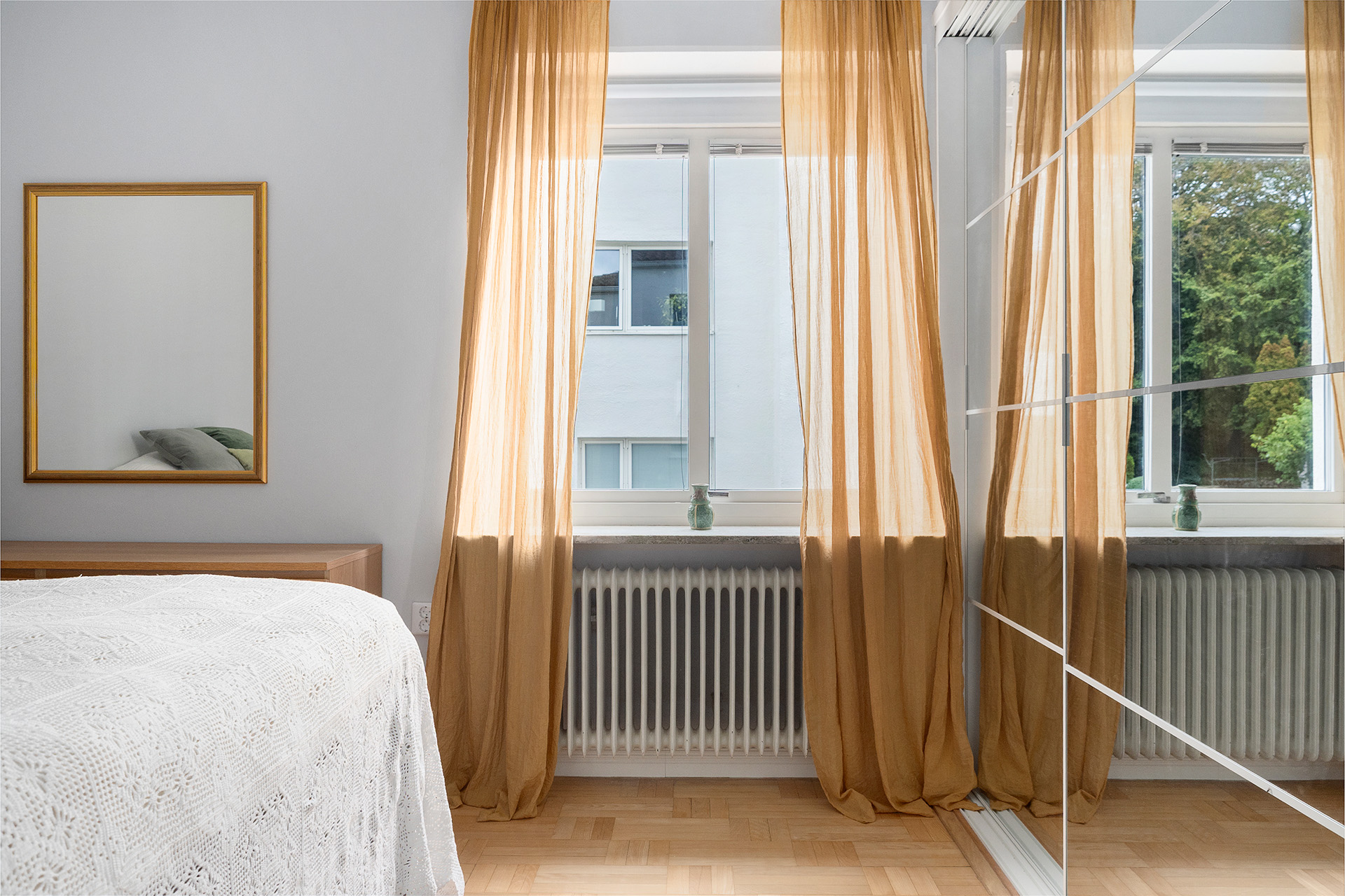 Stort sovrum med helt ny garderob med inredning och belysning
