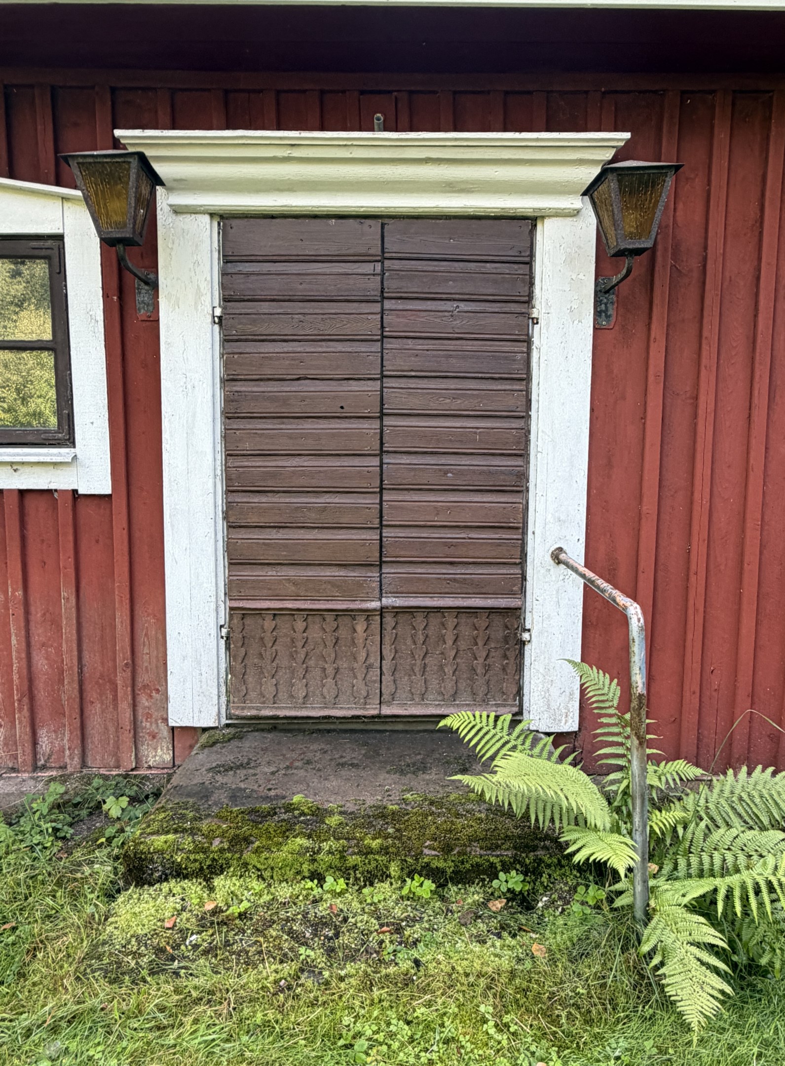 De gamla entrédörrarna finns kvar - för syns skull
