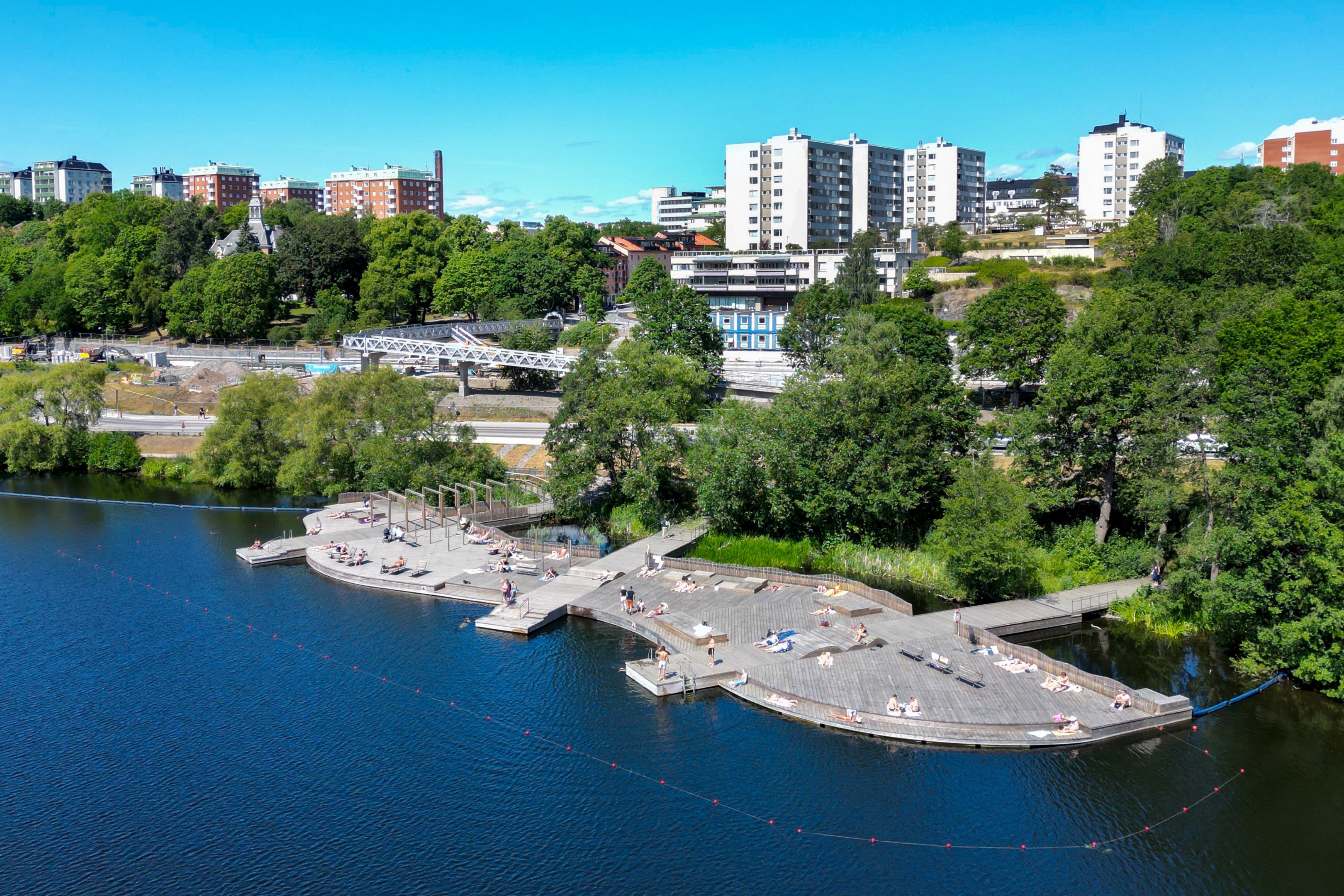 Soldäck vid Järlasjön - Finntorpsvägen 7 skymtar till vänster i bild
