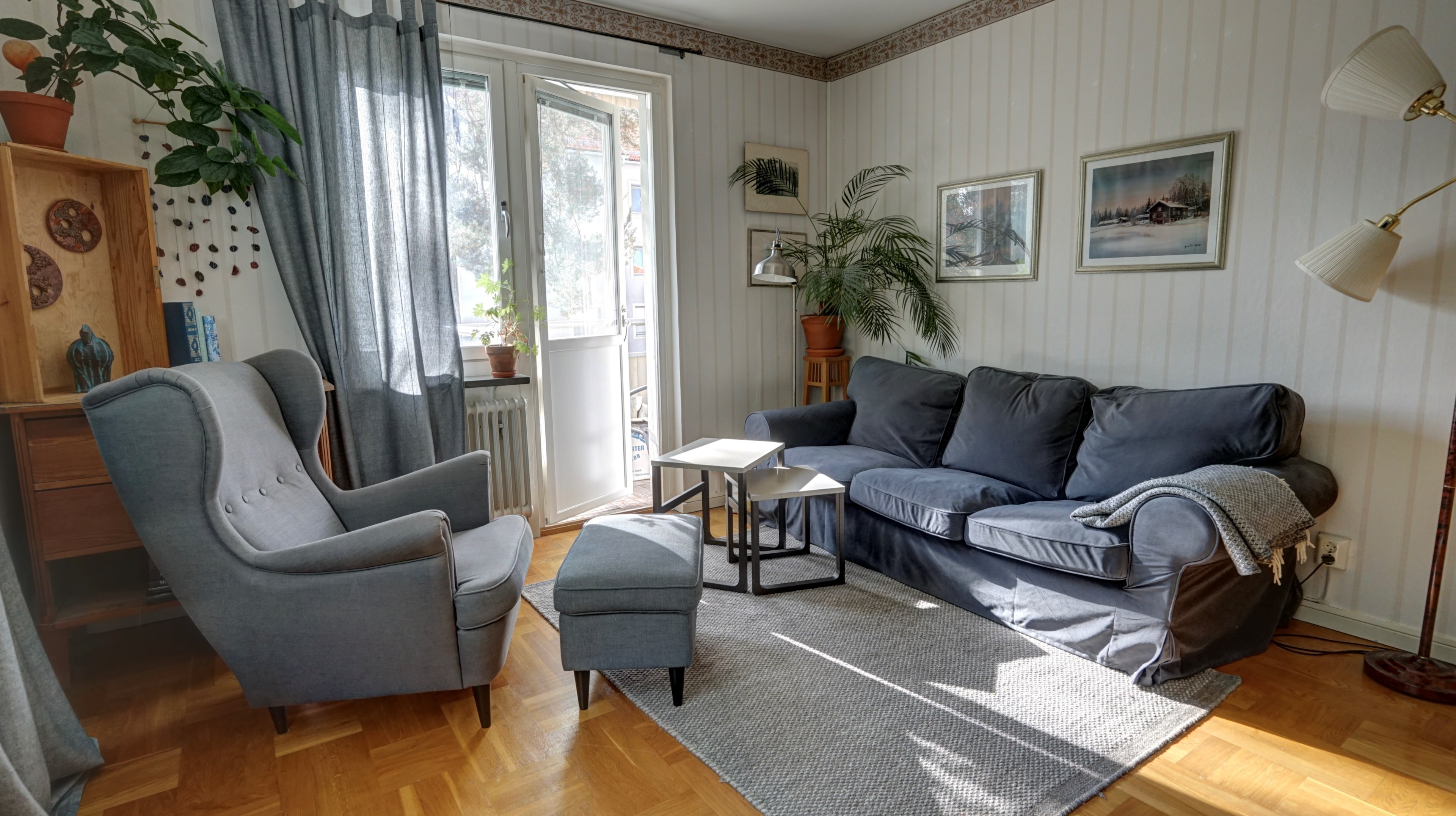 Vardagsrum med utgång till balkong