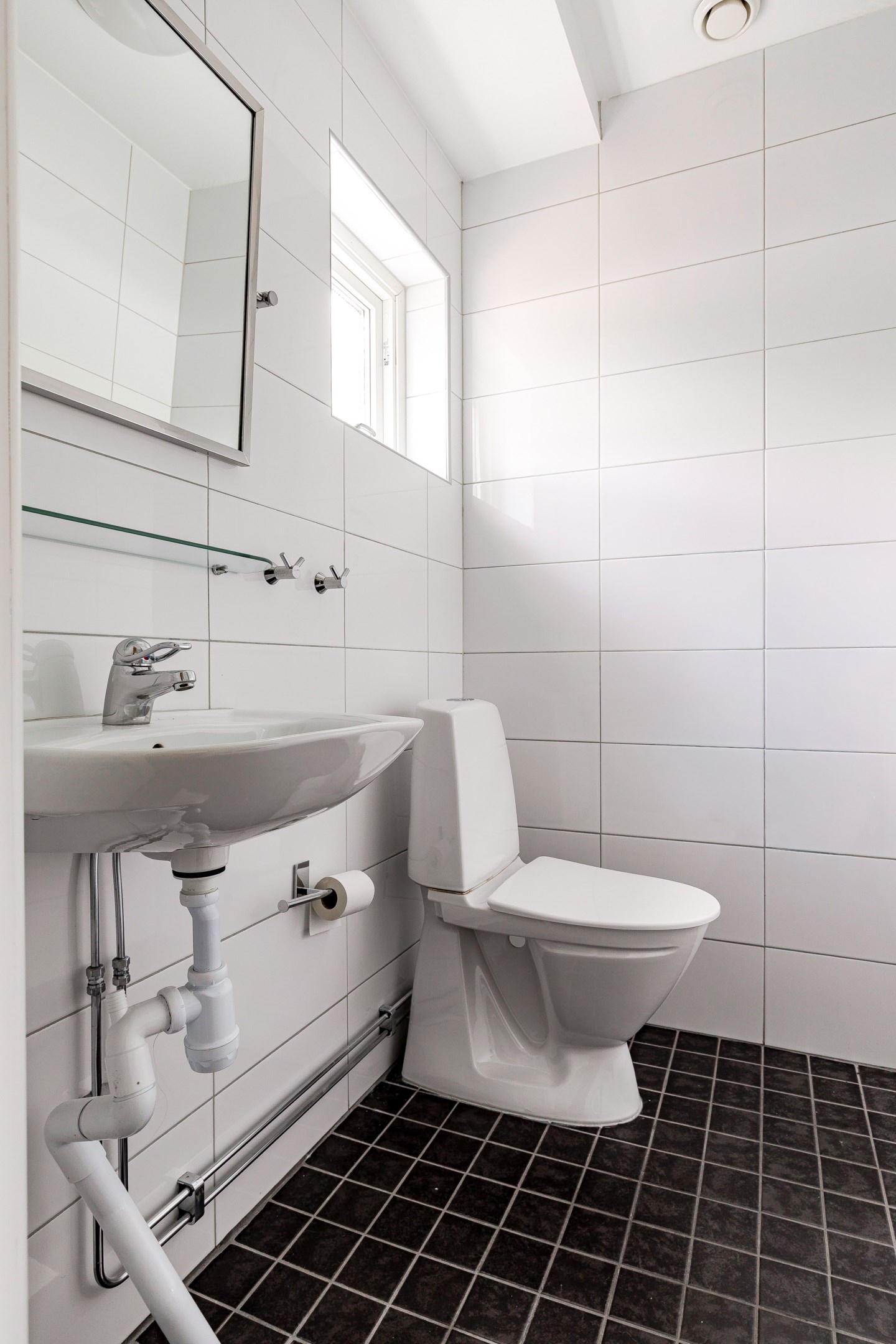 Gäst-WC med tvättmaskin (ej i bild).
