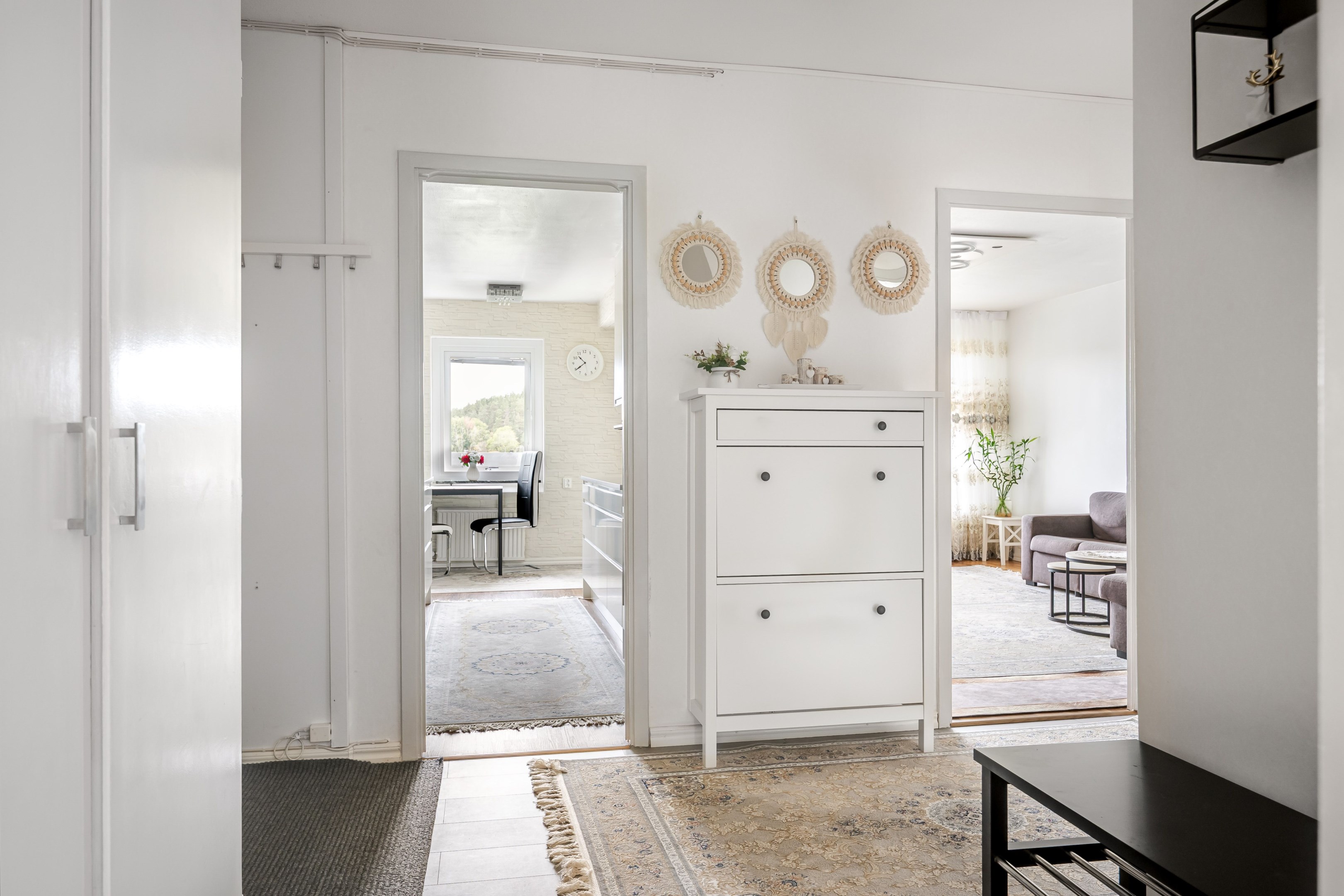 I hallen finns det 2 garderober och 1 städskåp
