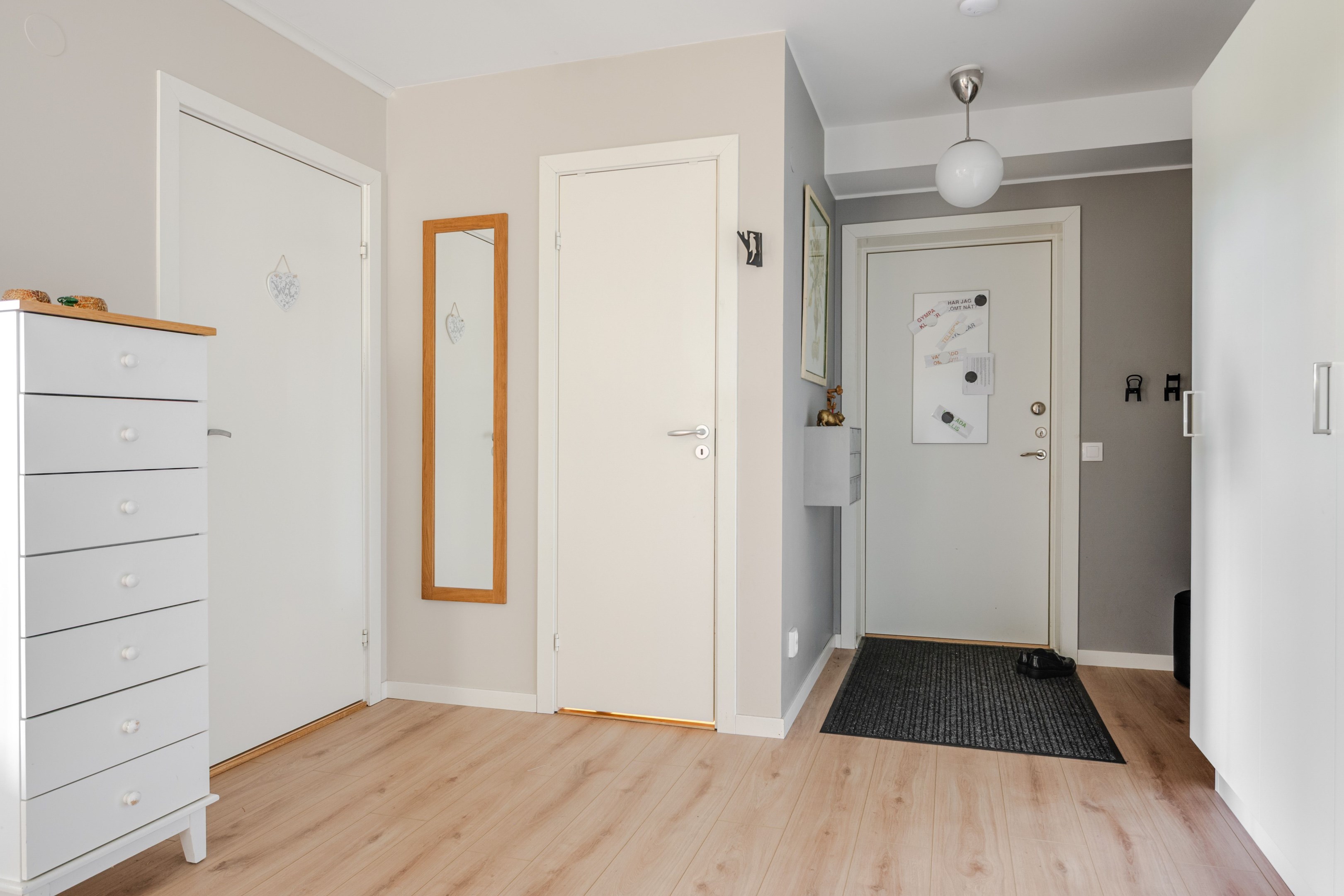 Entré och hall med garderober och klädkammare