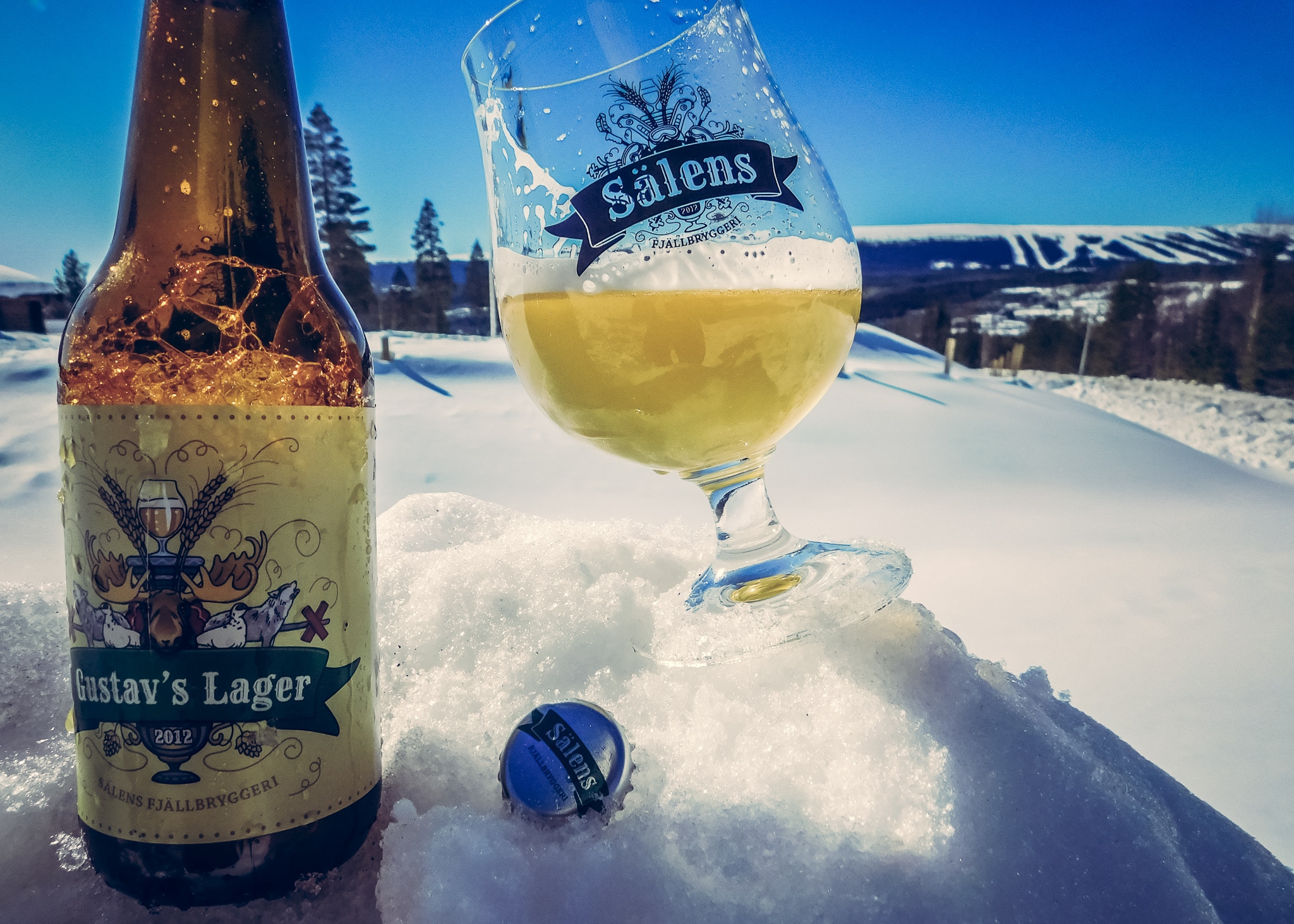 Ett glas öl efter en dag på fjället