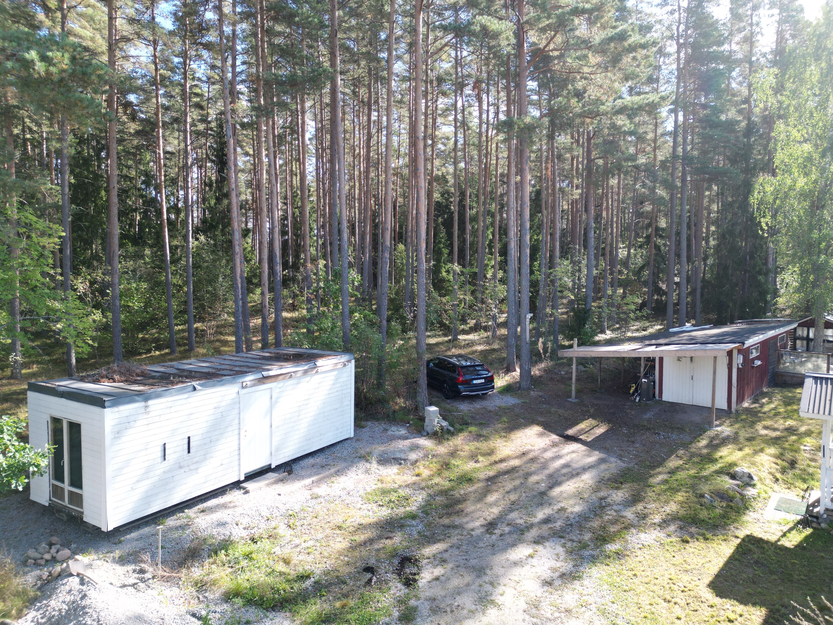 Förrådsbarack och garage