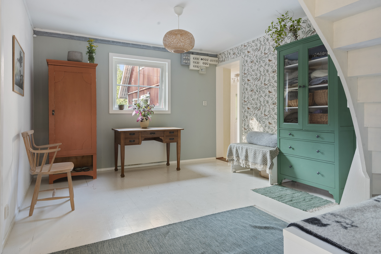 Stor möblerbar hall med generöst med avhängning