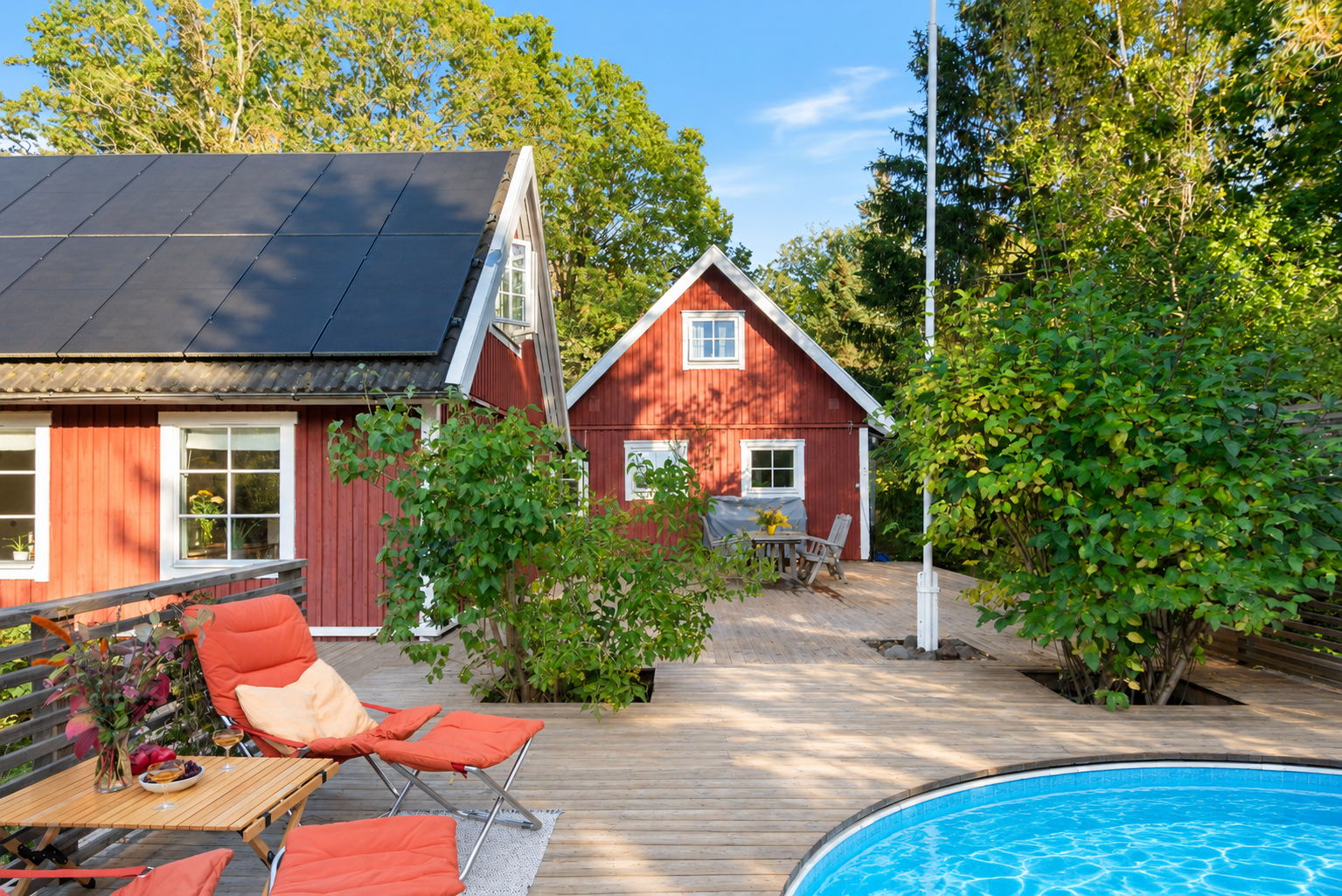 Insynsskyddat fint läge med utekök, poolområde och stor umgänges yta