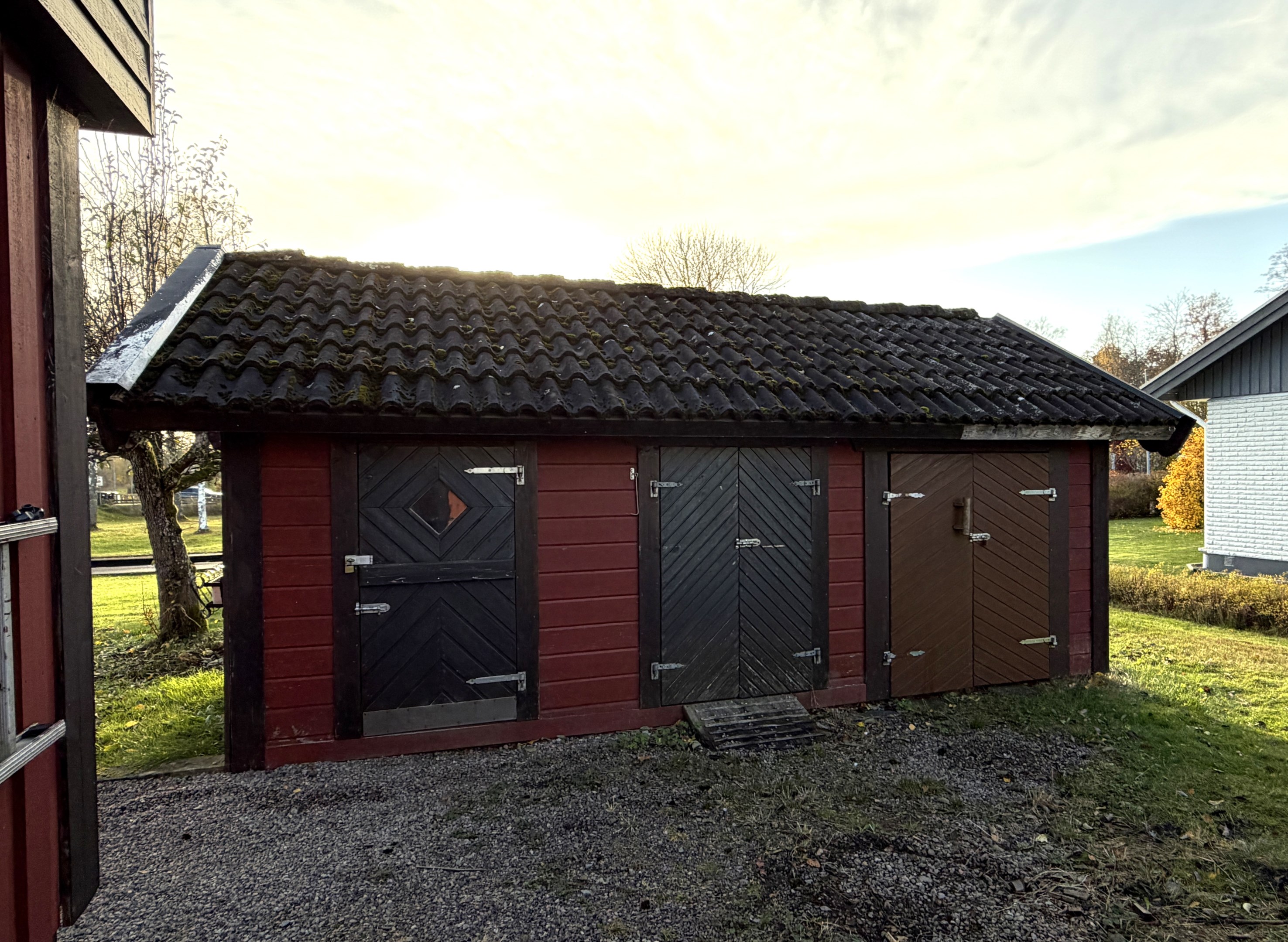 Bra uthus med förråd och lekstuga