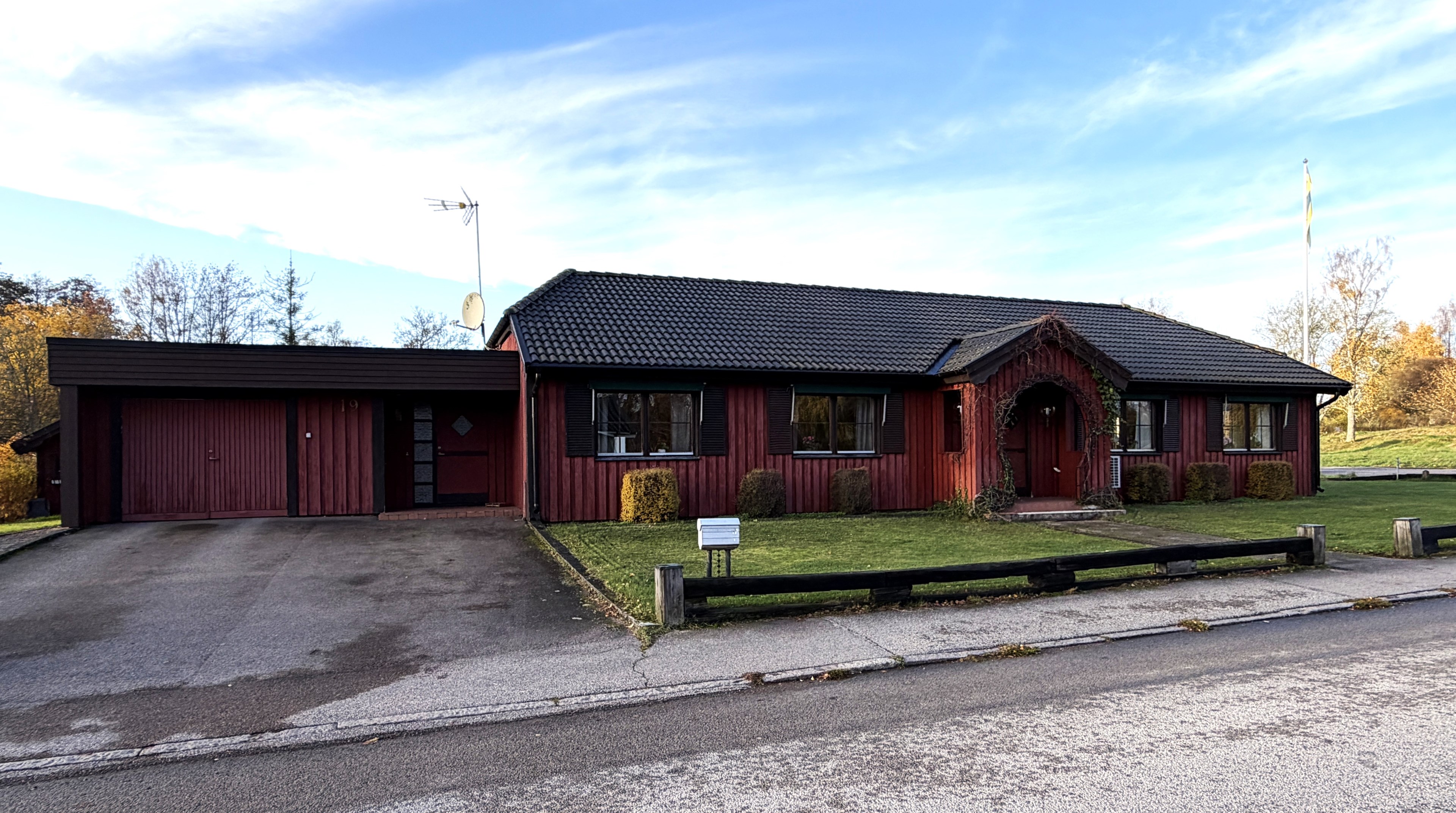 Framsida med garage och groventré