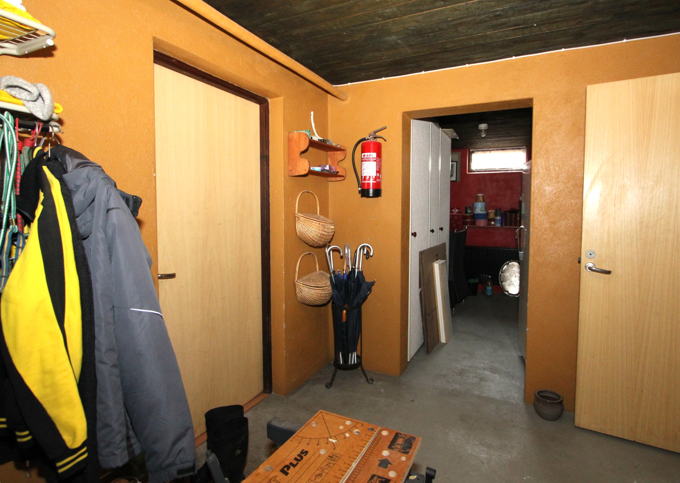 Rymlig groventré (dörr tv till garaget)