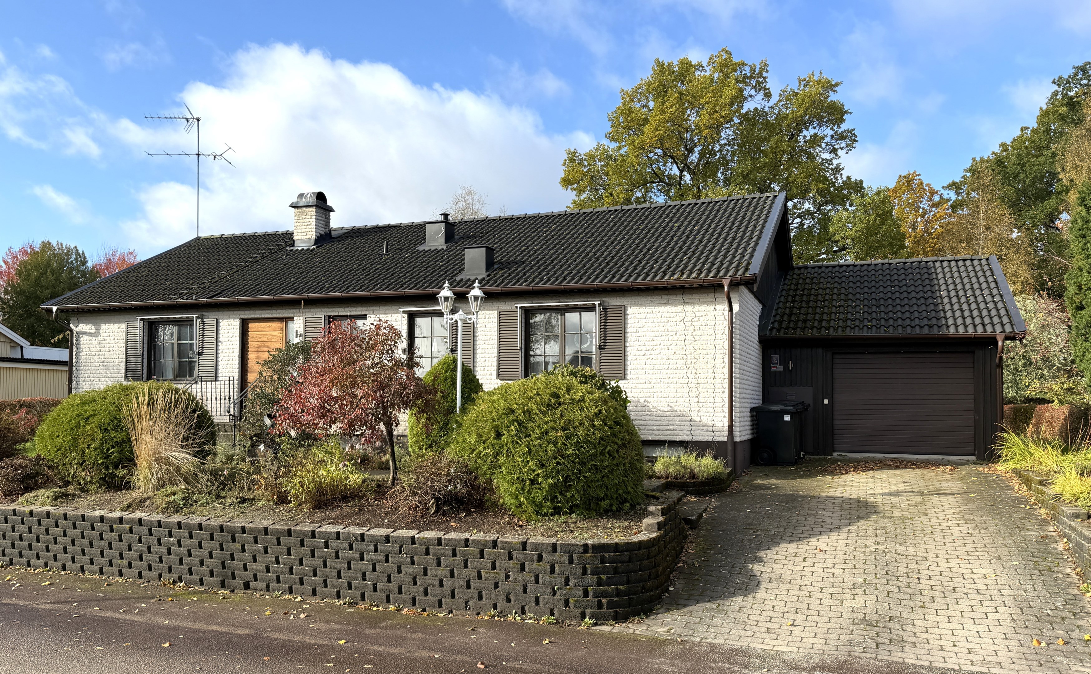 Framsida med garage
