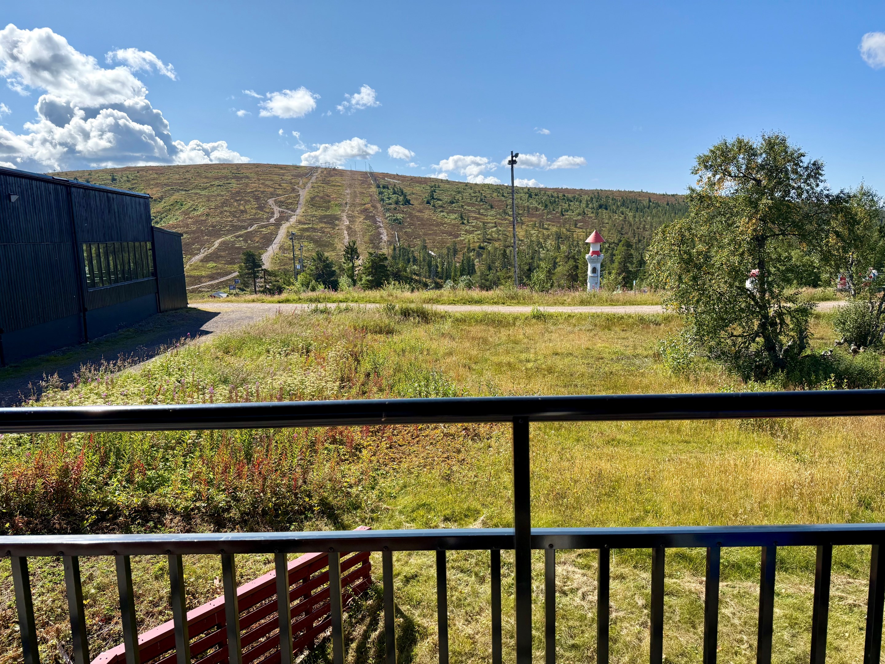 Vy från balkongen mot backen i Högis