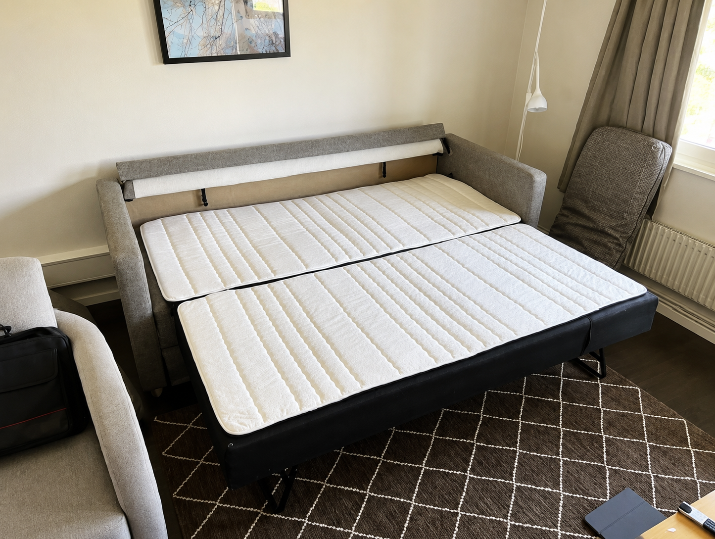 Trivsamt vardagsrum med soffa som enkelt kan bäddas ut till en eller två sovplatser.