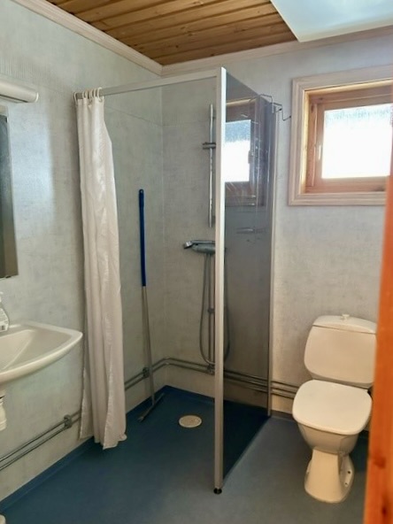 Badrum med WC och dusch