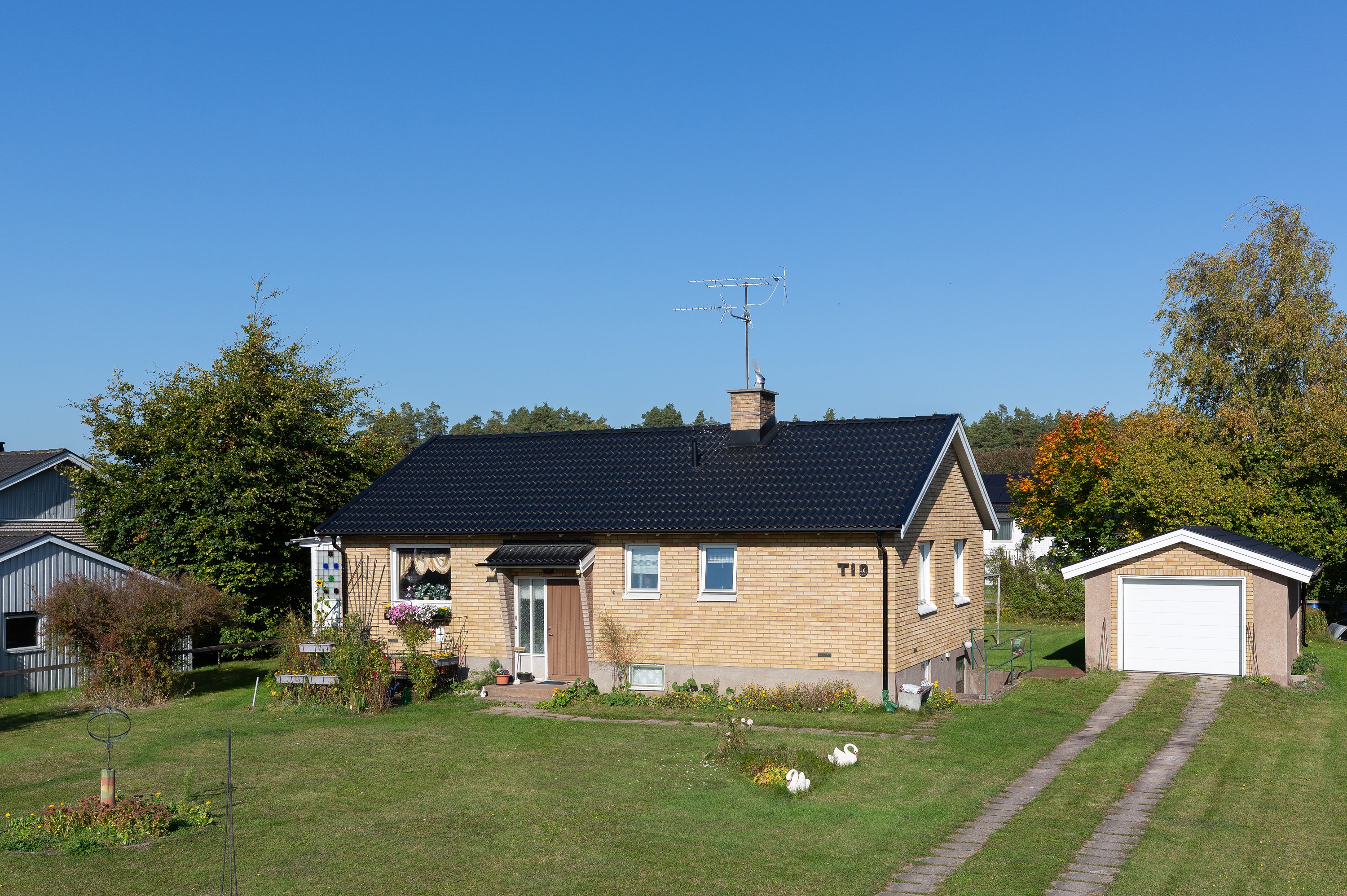 Framsida med garage