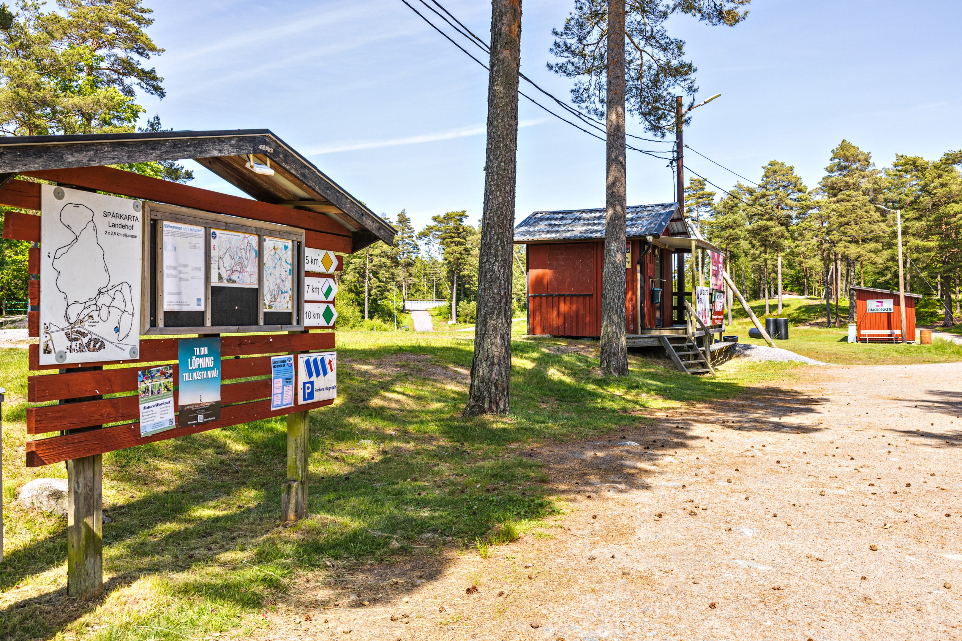 Landehof erbjuder trail-cykling och spår för löpning på 5km, 7km och 10km och konstsnö på vintern