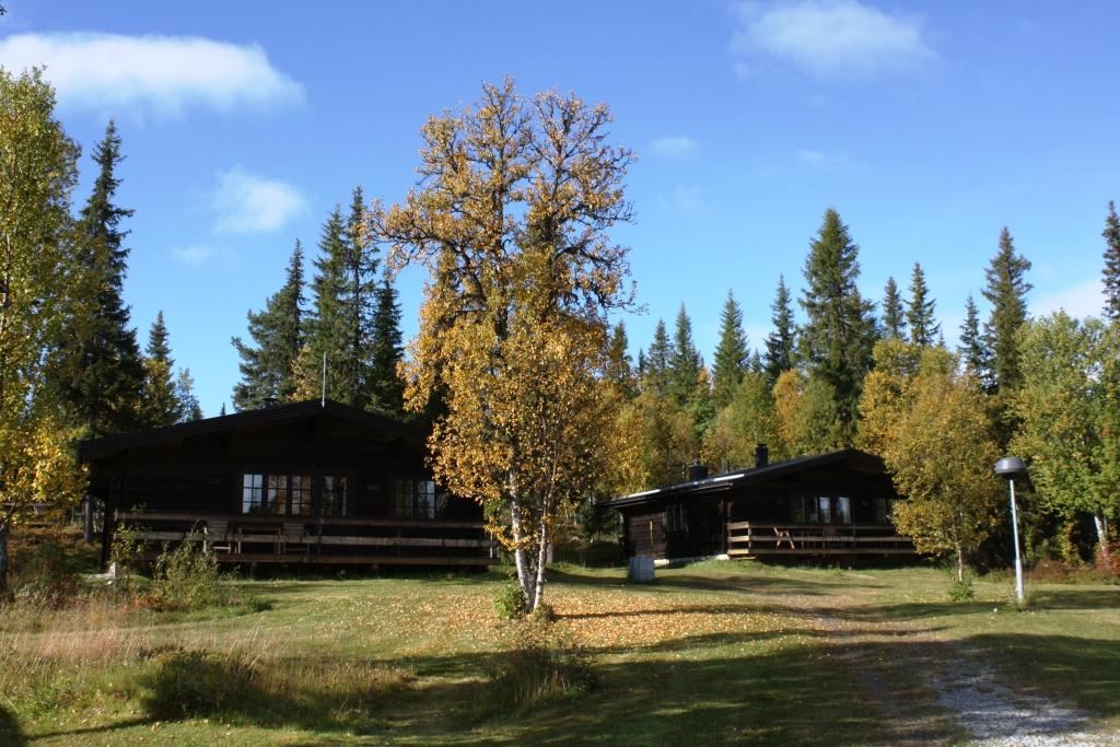 Riktig fjällstuga i vackert massivt timmer med härlig veranda i söderläge, fin eldstad, skön bastu.
