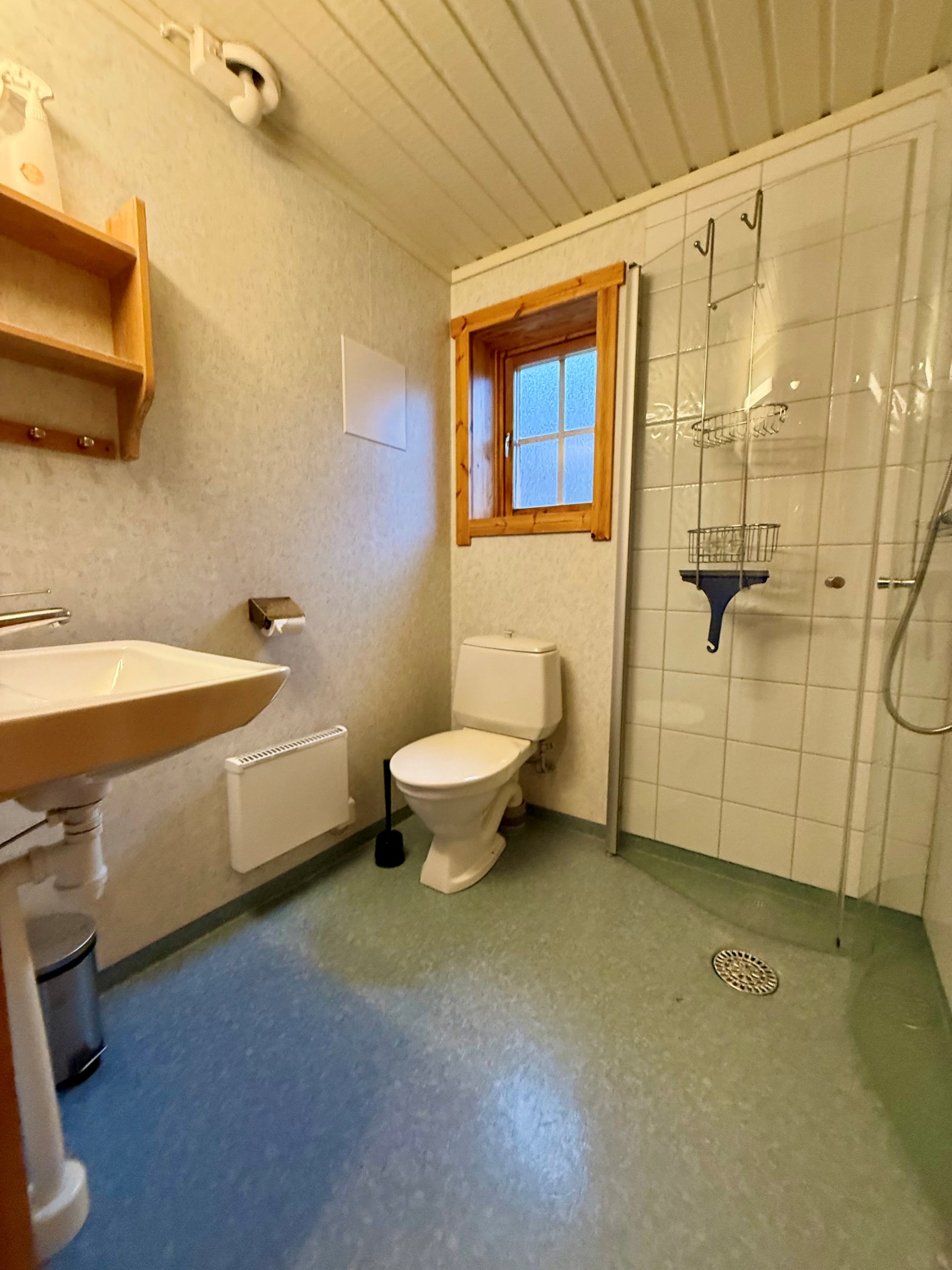 Badrum med dusch och WC exempelbild från liknande hustyp Fjällsippa