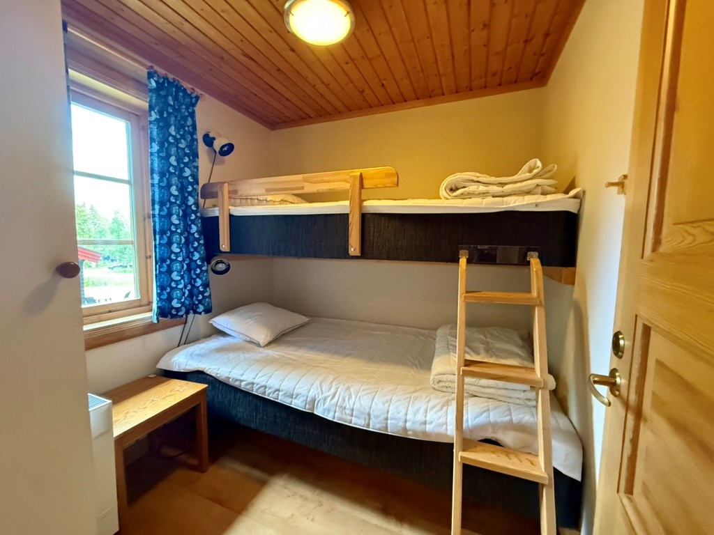 Sovrum familjesäng, bild från hus 2