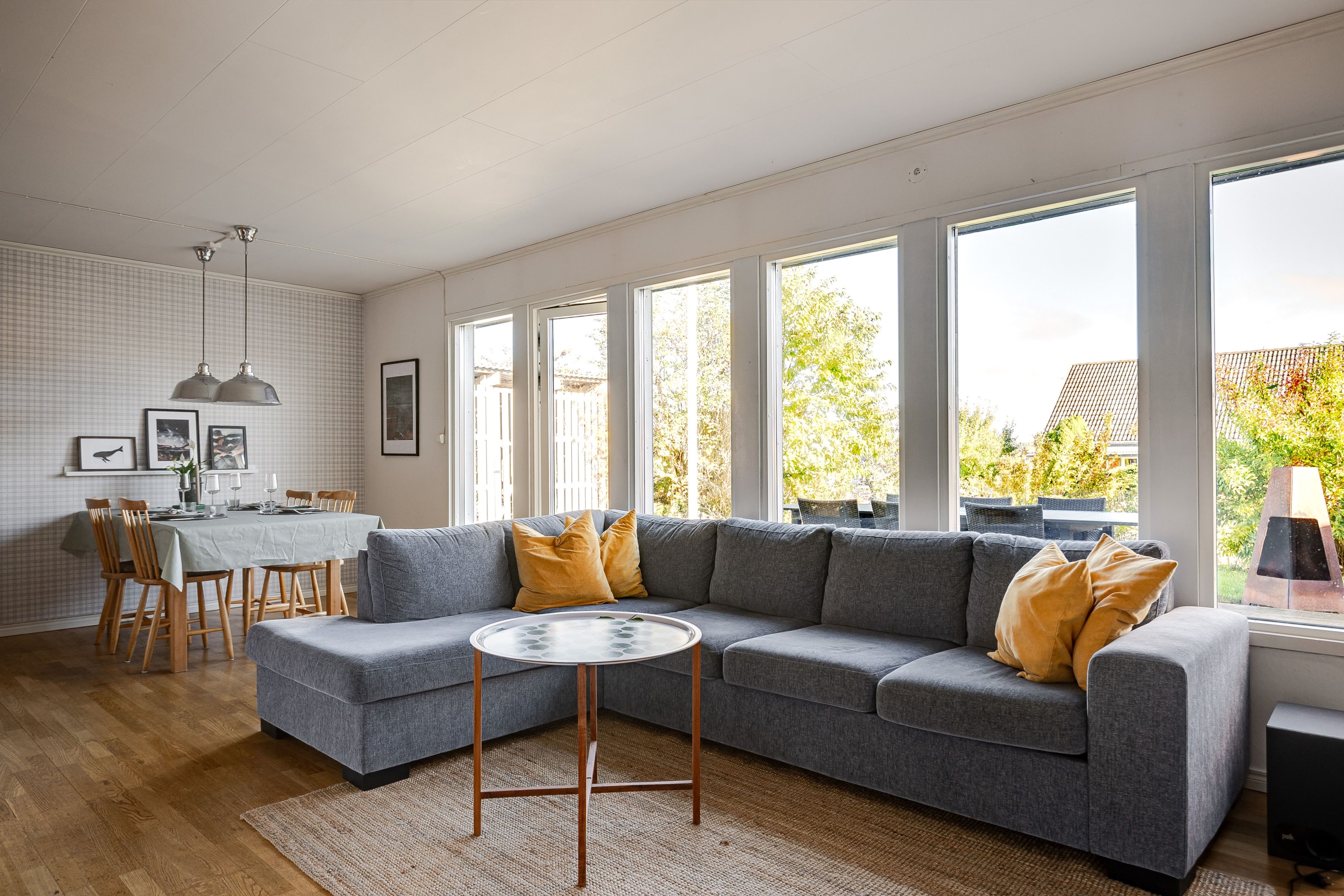Matplats och vardagsrum i öppen planlösning
